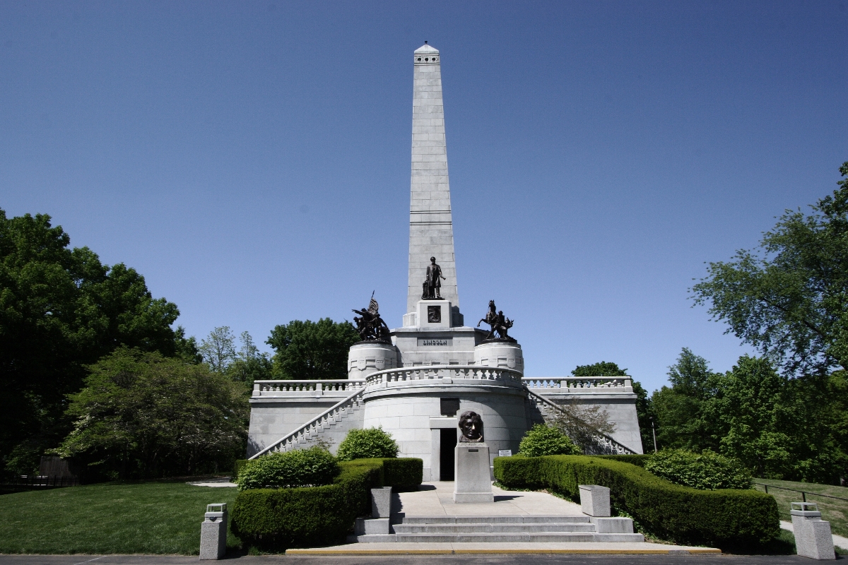 The tomb of Abraham Lincoln in Springfield, Illinois. — neznámy autor, CC BY-SA 2.5 (Wikimedia Commons)