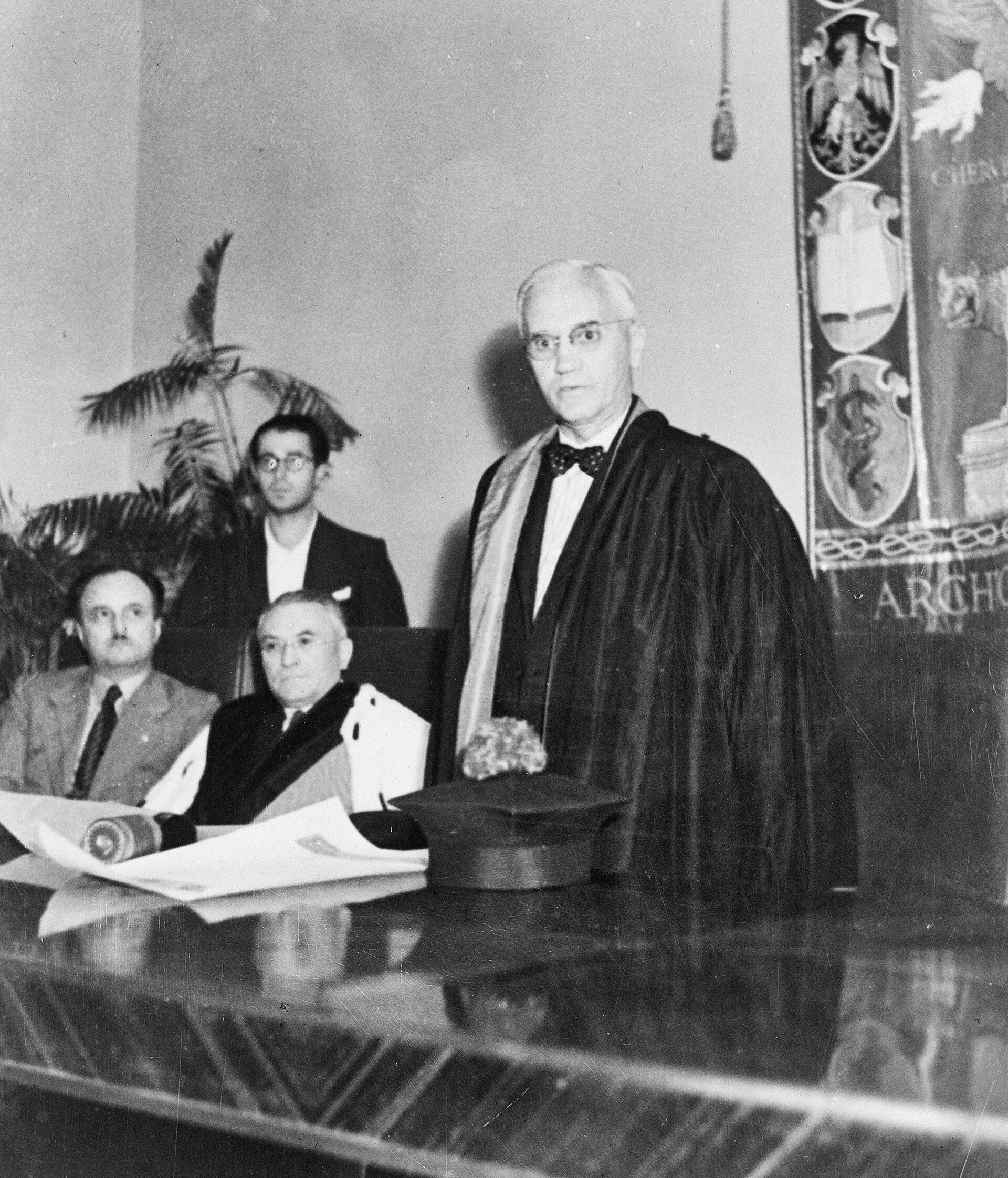 Alexander Fleming receiving the Nobel Prize in Medicine. — Unknown author Unknown author, CC BY-SA 3.0 nl (Wikimedia Commons)