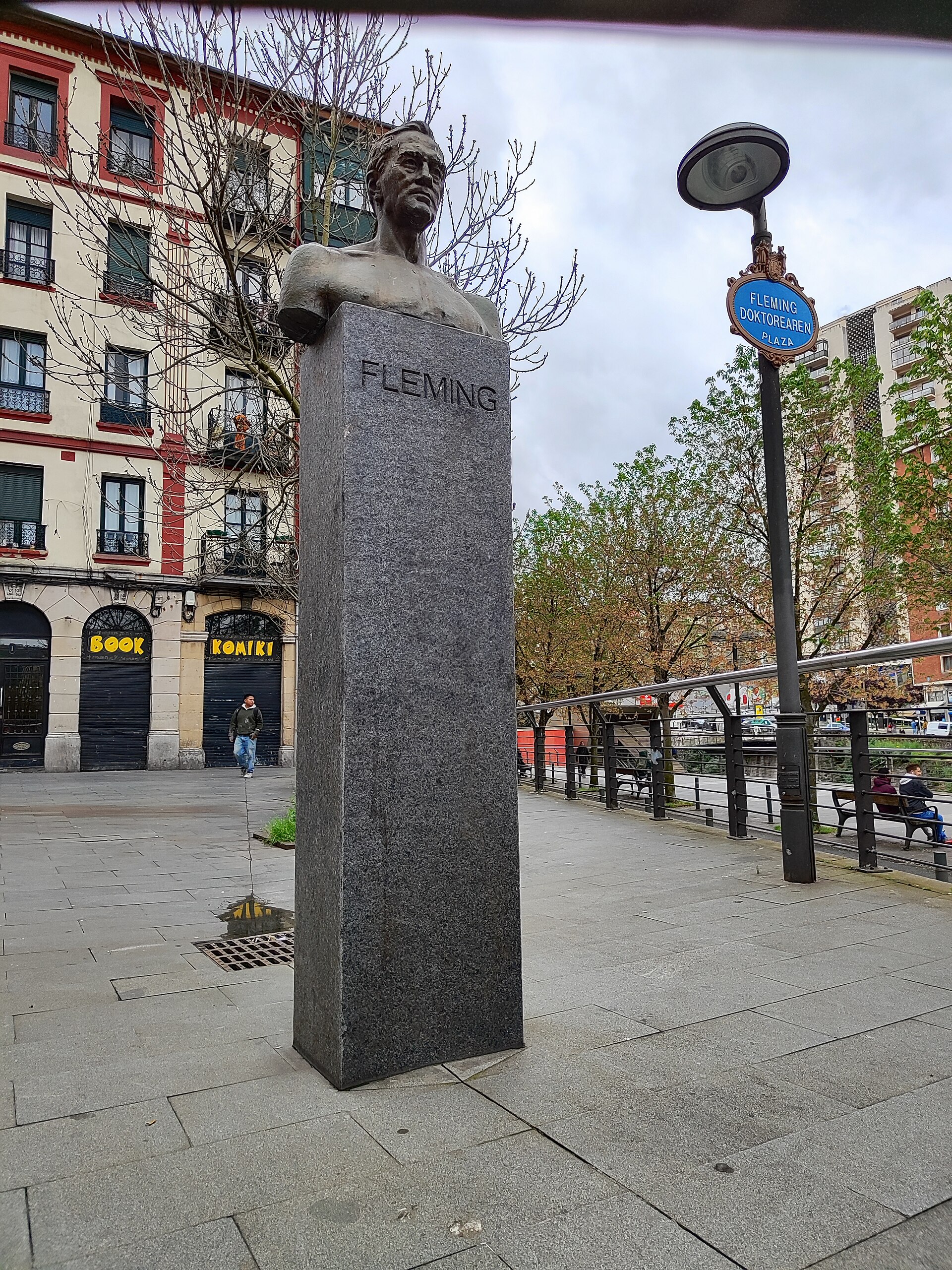 Bust honouring Alexander Fleming for his discovery of penicillin. — Mentxuwiki, CC BY-SA 4.0 (Wikimedia Commons)