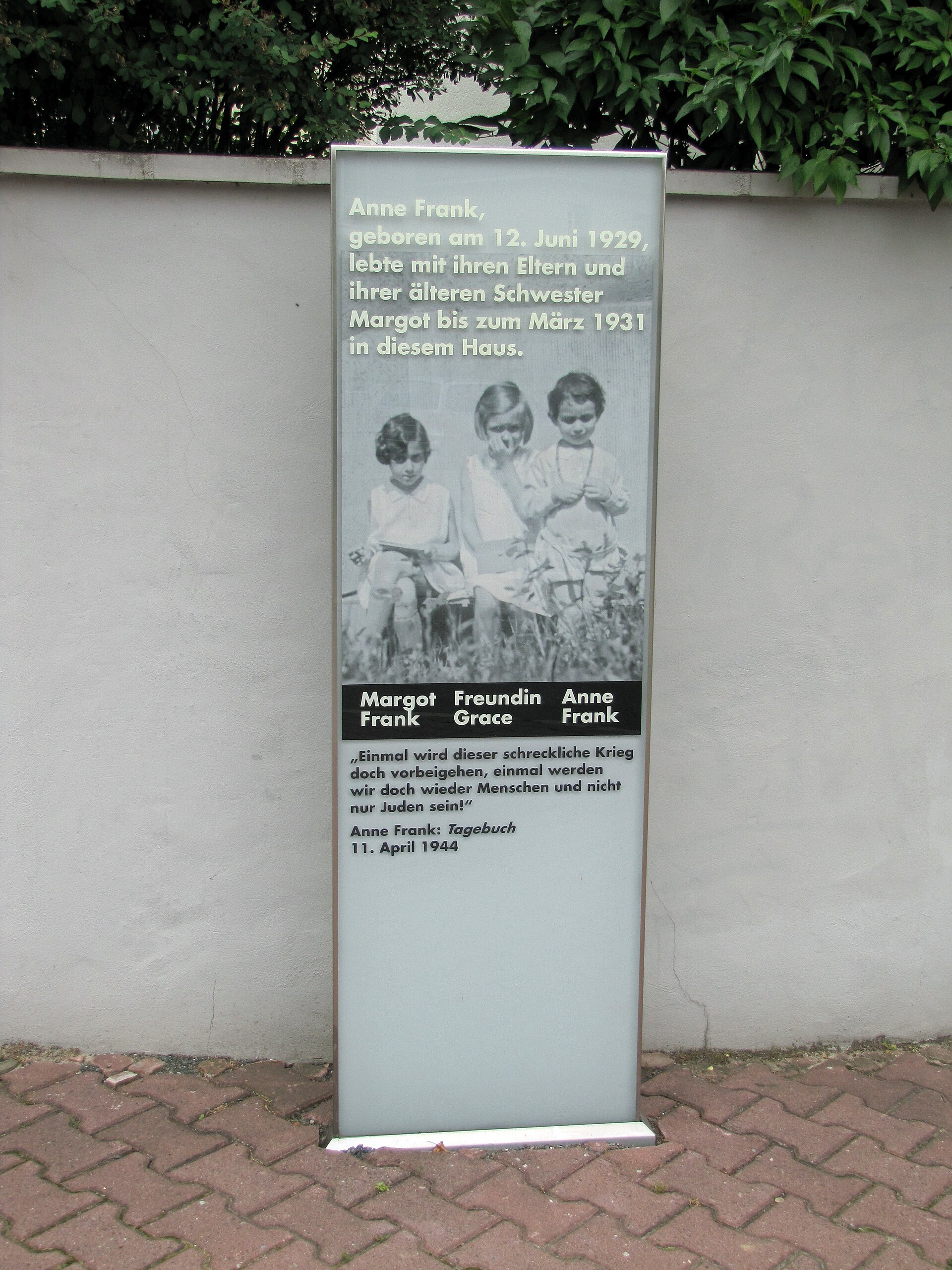A memorial stele at the house in Frankfurt am Main where Anne Frank was born. — Dontworry, CC BY-SA 3.0 (Wikimedia Commons)
