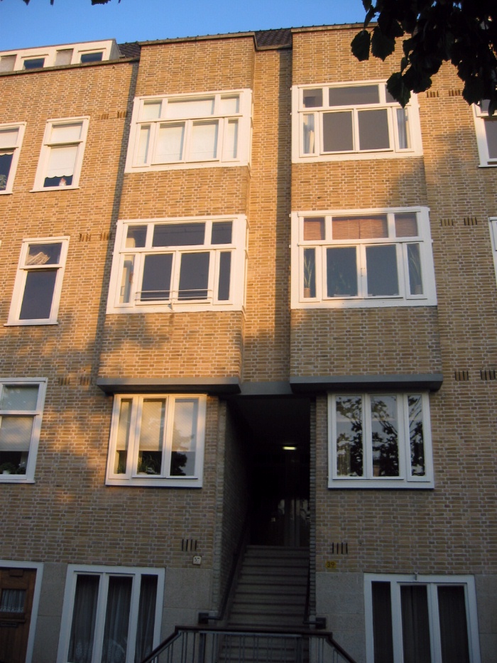 The apartment building on Merwedeplein in Amsterdam where Anne Frank and her family lived before going into hiding. — neznámy autor, CC BY-SA 3.0 (Wikimedia Commons)
