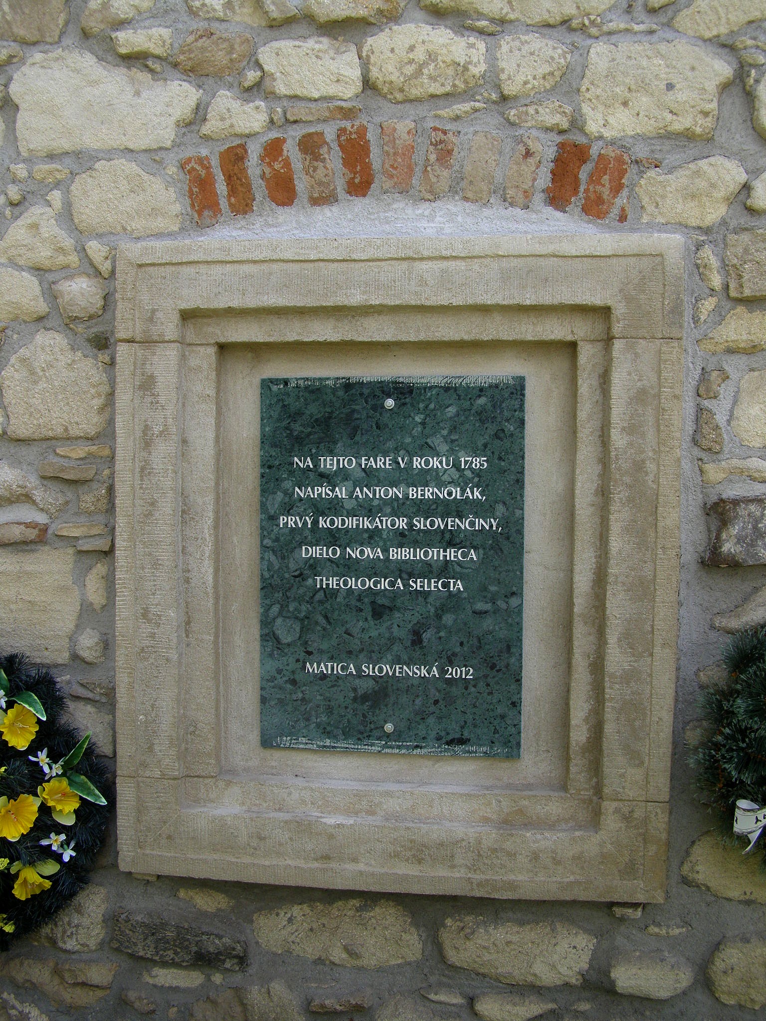 Memorial plaque on the parish building in Devín, where Anton Bernolák wrote his work Nova bibliotheca theologica selecta. — Lure, CC BY-SA 3.0 (Wikimedia Commons)