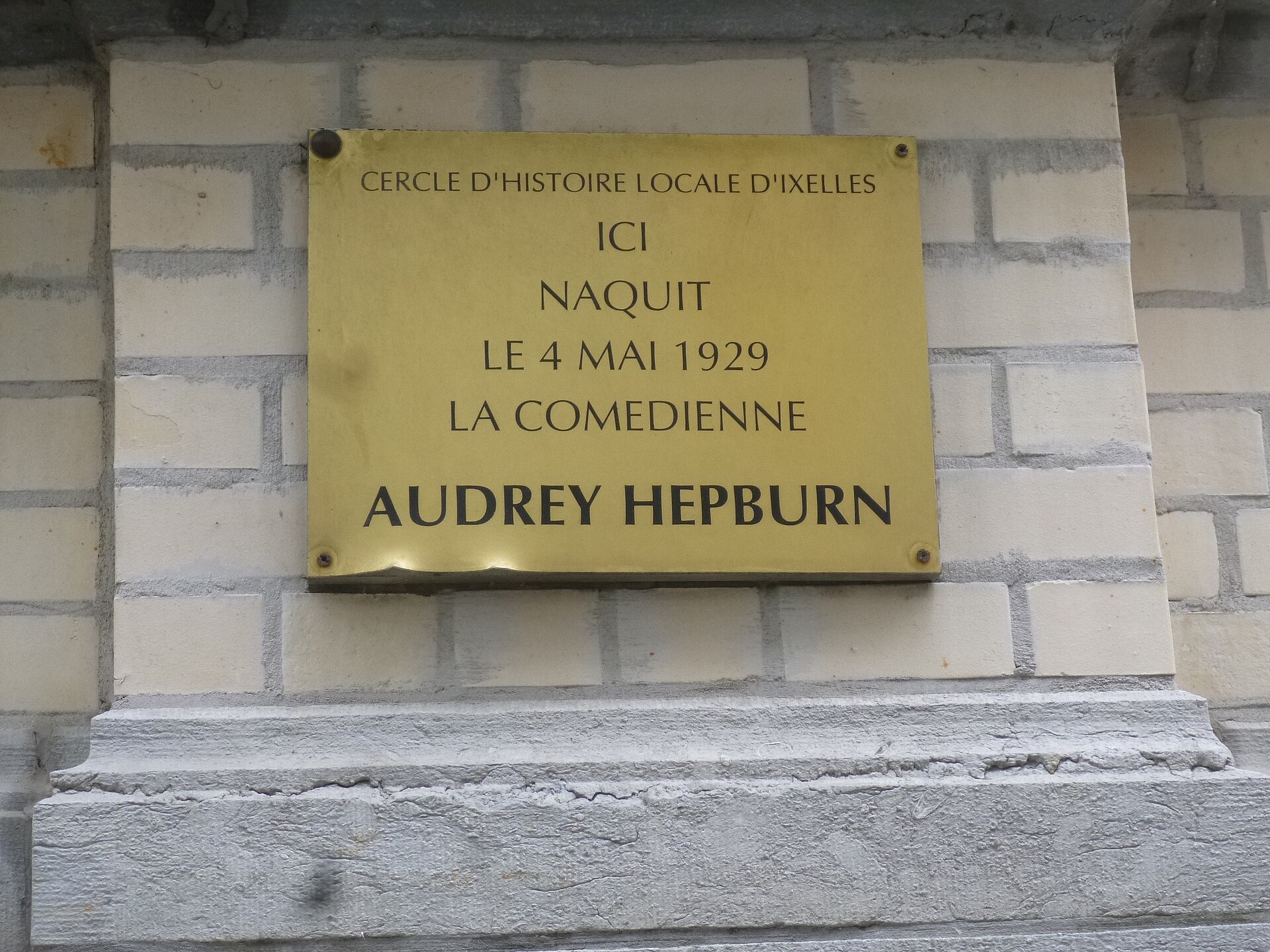 A commemorative plaque to Audrey Hepburn in Ixelles, her birthplace in Brussels. — Goesseln, CC BY-SA 4.0 (Wikimedia Commons)