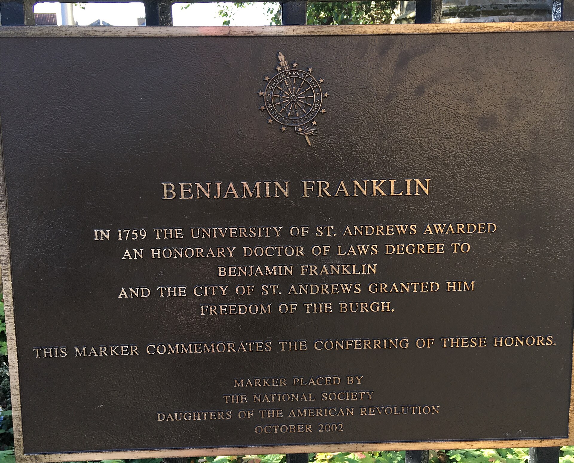 Plaque in St Andrews, Scotland, commemorating Benjamin Franklin's honorary degree from the university. — Millerdl, CC BY-SA 4.0 (Wikimedia Commons)