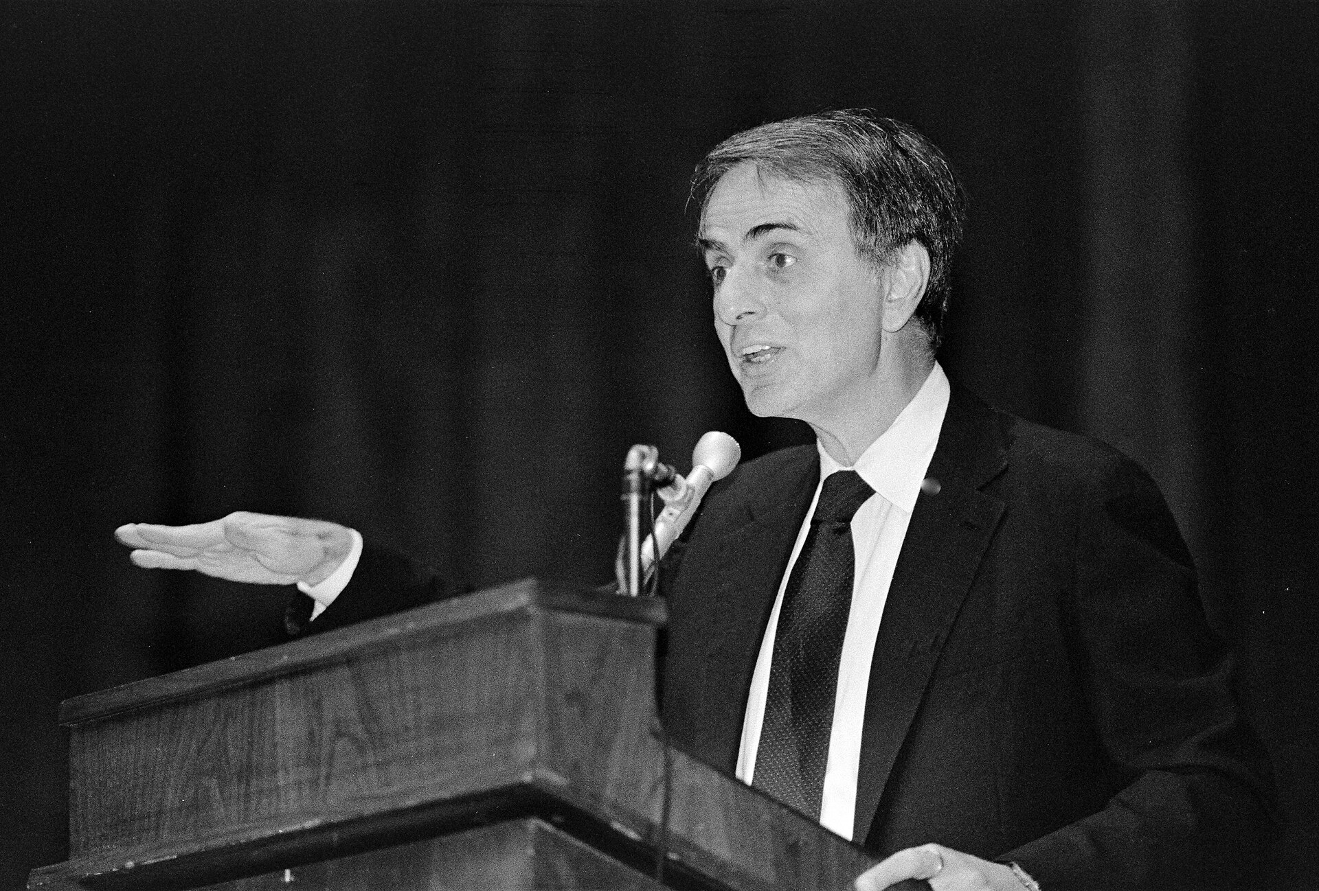 Carl Sagan speaking at Cornell University around 1987. — Kenneth C. Zirkel, CC BY-SA 4.0 (Wikimedia Commons)