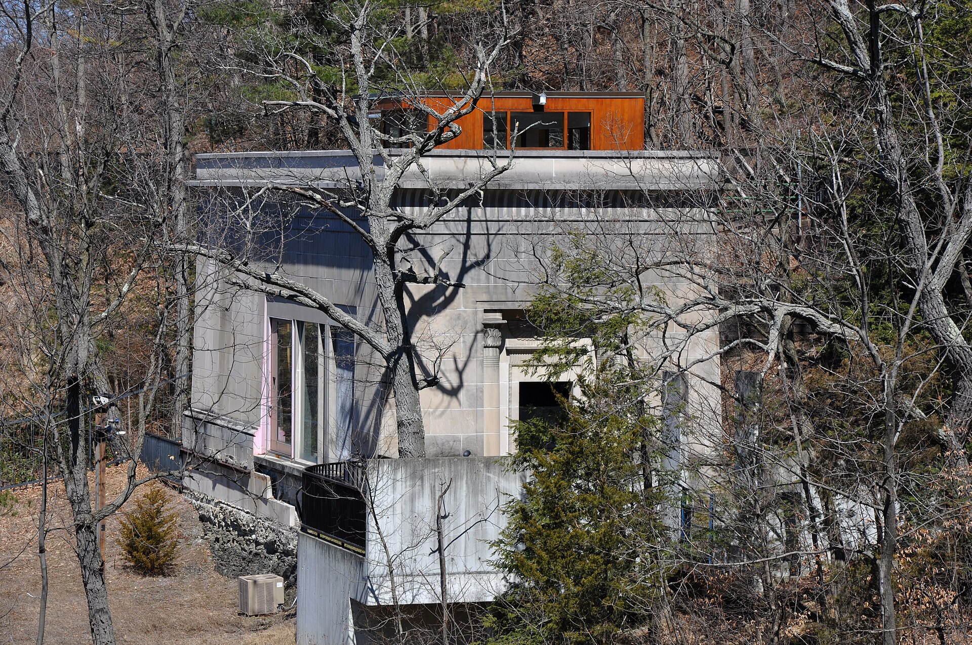 Carl Sagan's former residence on Stewart Avenue in Ithaca, New York. — Ɱ, CC BY-SA 3.0 (Wikimedia Commons)