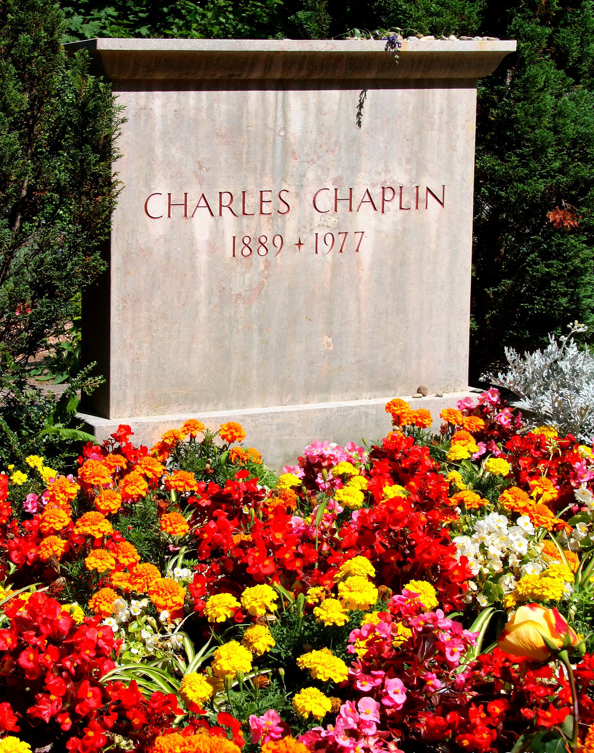 Charlie Chaplin's grave in a cemetery near Vevey, Switzerland. — Giramondo1 from Vila Isabel, Brasil, CC BY 2.0 (Wikimedia Commons)