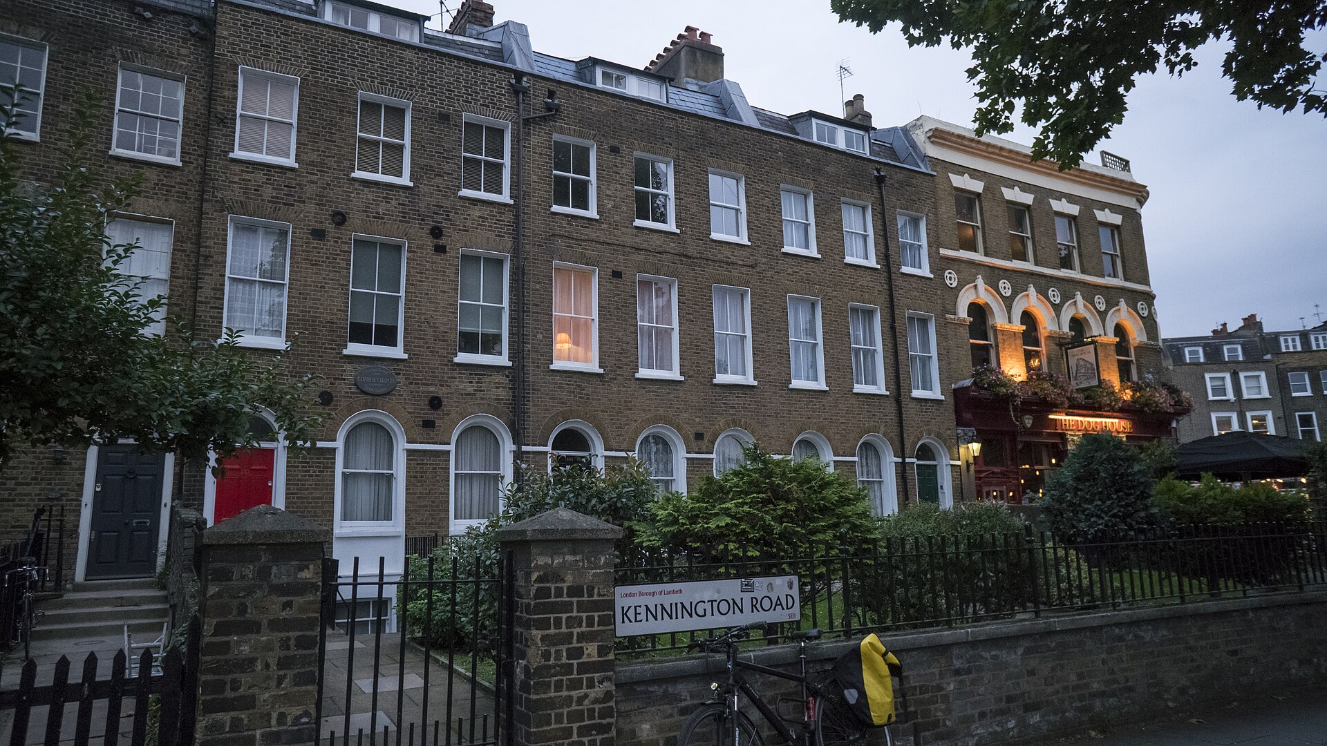 The Charlie Chaplin house on Kennington Road in London. — Jwslubbock, CC BY-SA 4.0 (Wikimedia Commons)