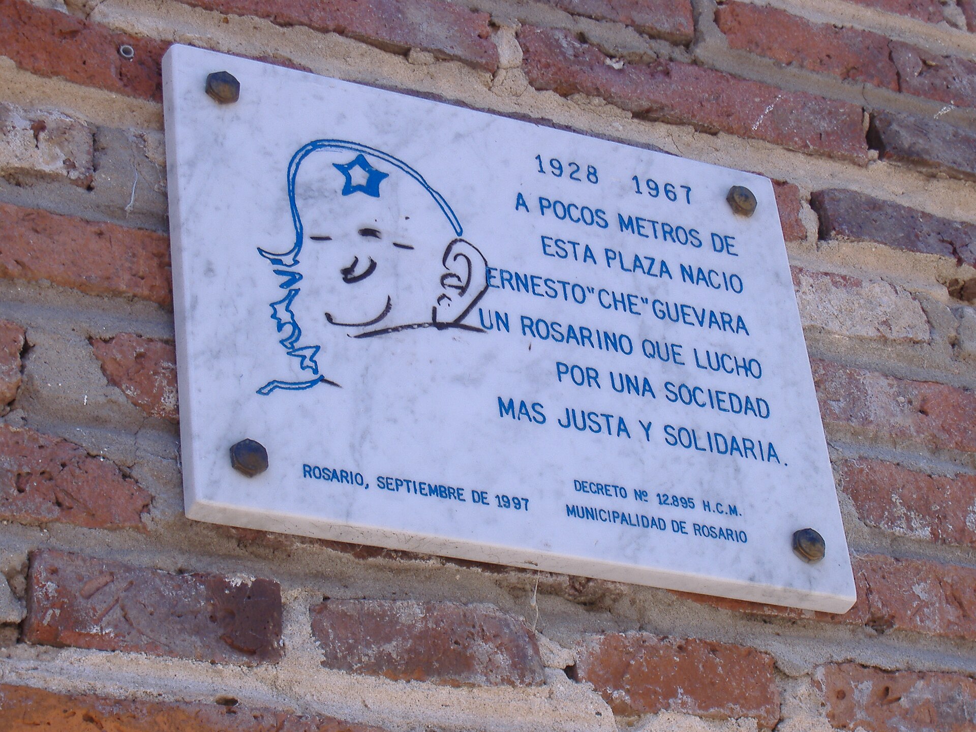 A plaque in Rosario, Argentina, marking the city where Ernesto 'Che' Guevara was born. — Pablo D. Flores, CC BY-SA 2.5 (Wikimedia Commons)