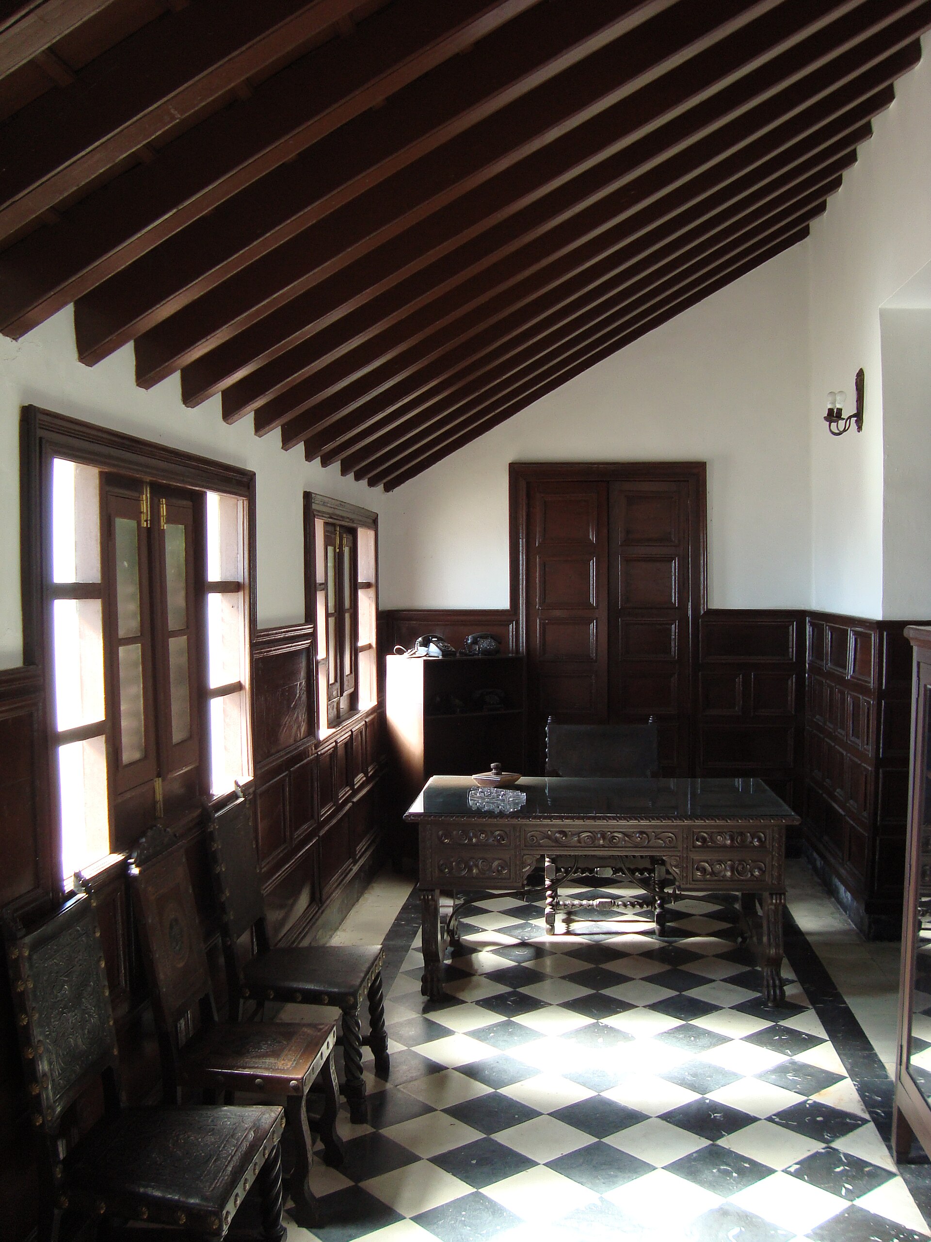 The former office of Che Guevara in the Fortaleza de San Carlos de la Cabaña in Havana, Cuba. — Adam Jones from Kelowna, BC, Canada, CC BY-SA 2.0 (Wikimedia Commons)