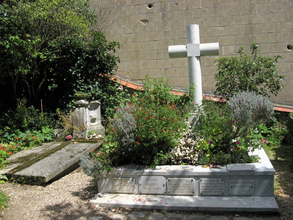 The grave of Claude Monet in the churchyard at Giverny. — marek7400, CC BY 3.0 (Wikimedia Commons)