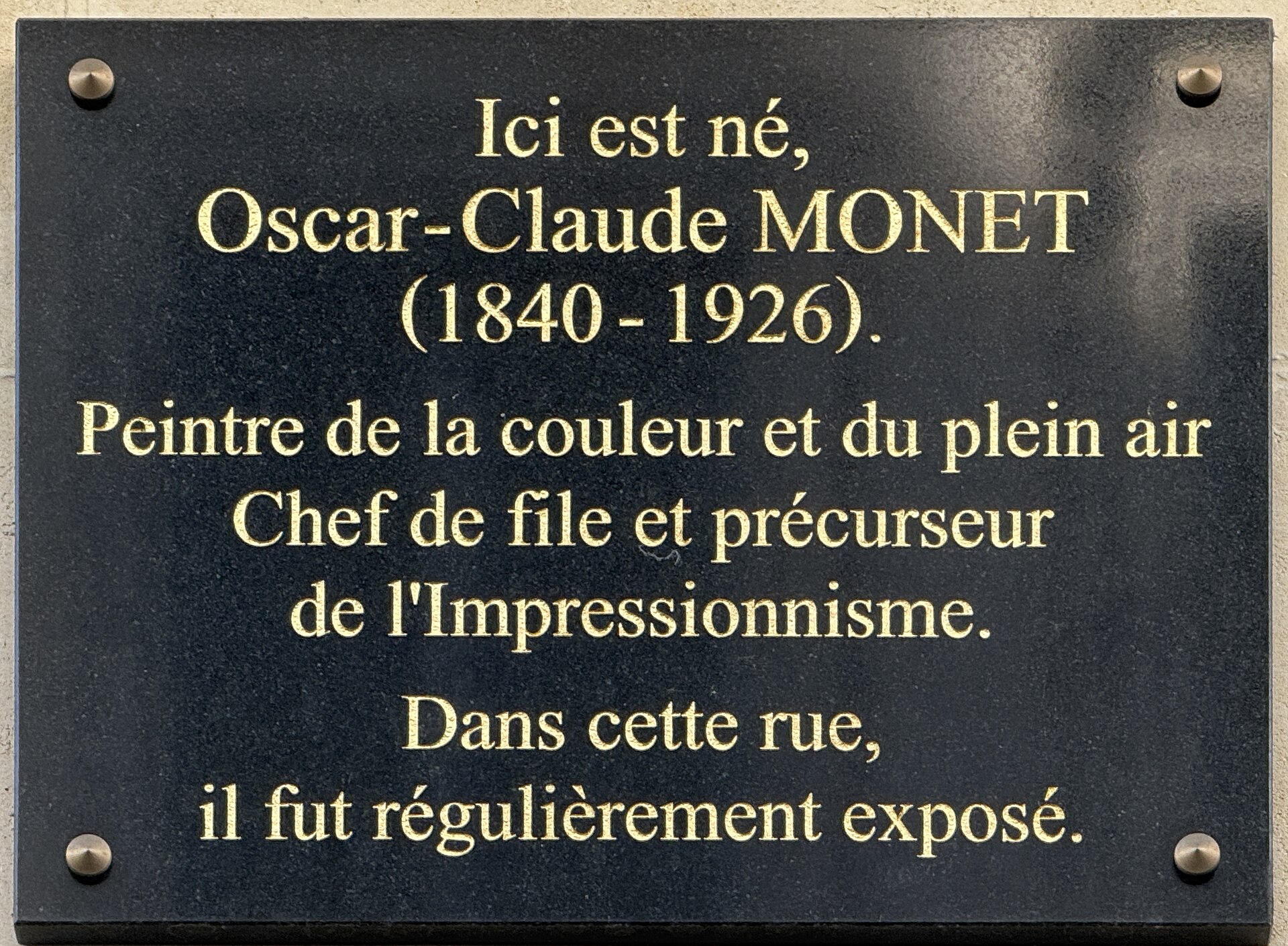 A plaque marking the birthplace of Oscar-Claude Monet on rue Laffitte in Paris. — Chabe01, CC BY-SA 4.0 (Wikimedia Commons)