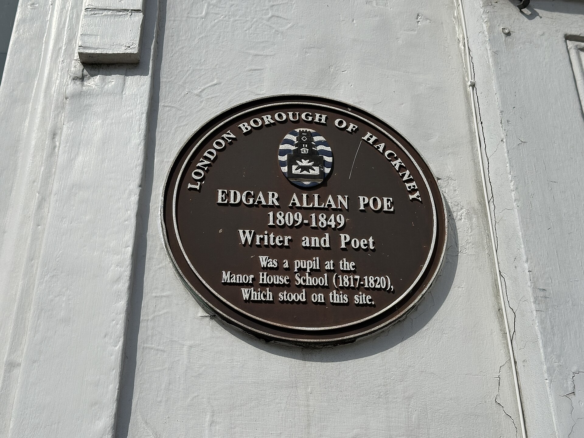 A plaque commemorating Edgar Allan Poe on Stoke Newington Church Street in London. — Matt Brown, CC BY 2.0 (Wikimedia Commons)
