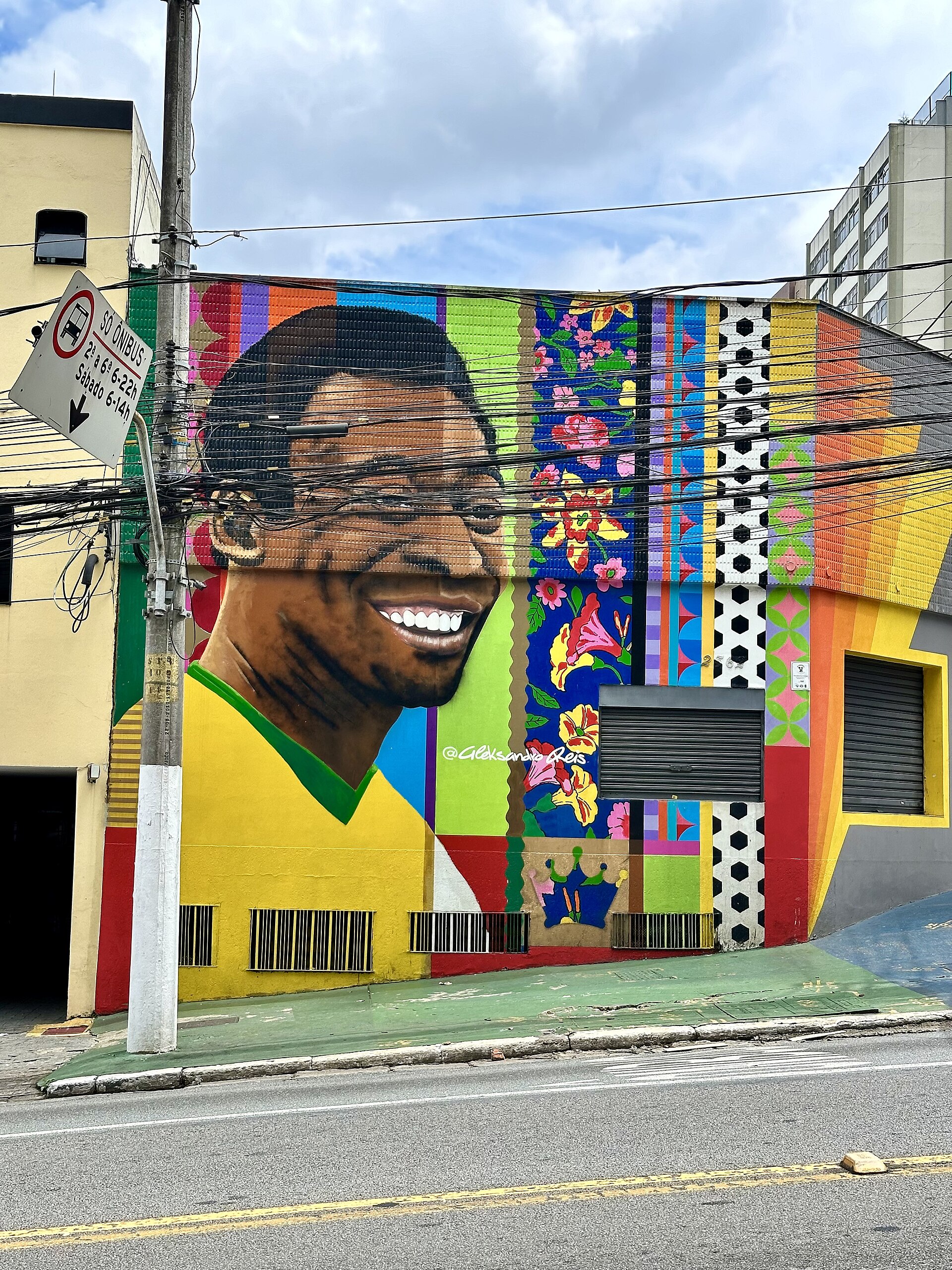 A mural of Pelé on a building in São Paulo. — Slyronit, CC BY-SA 4.0 (Wikimedia Commons)