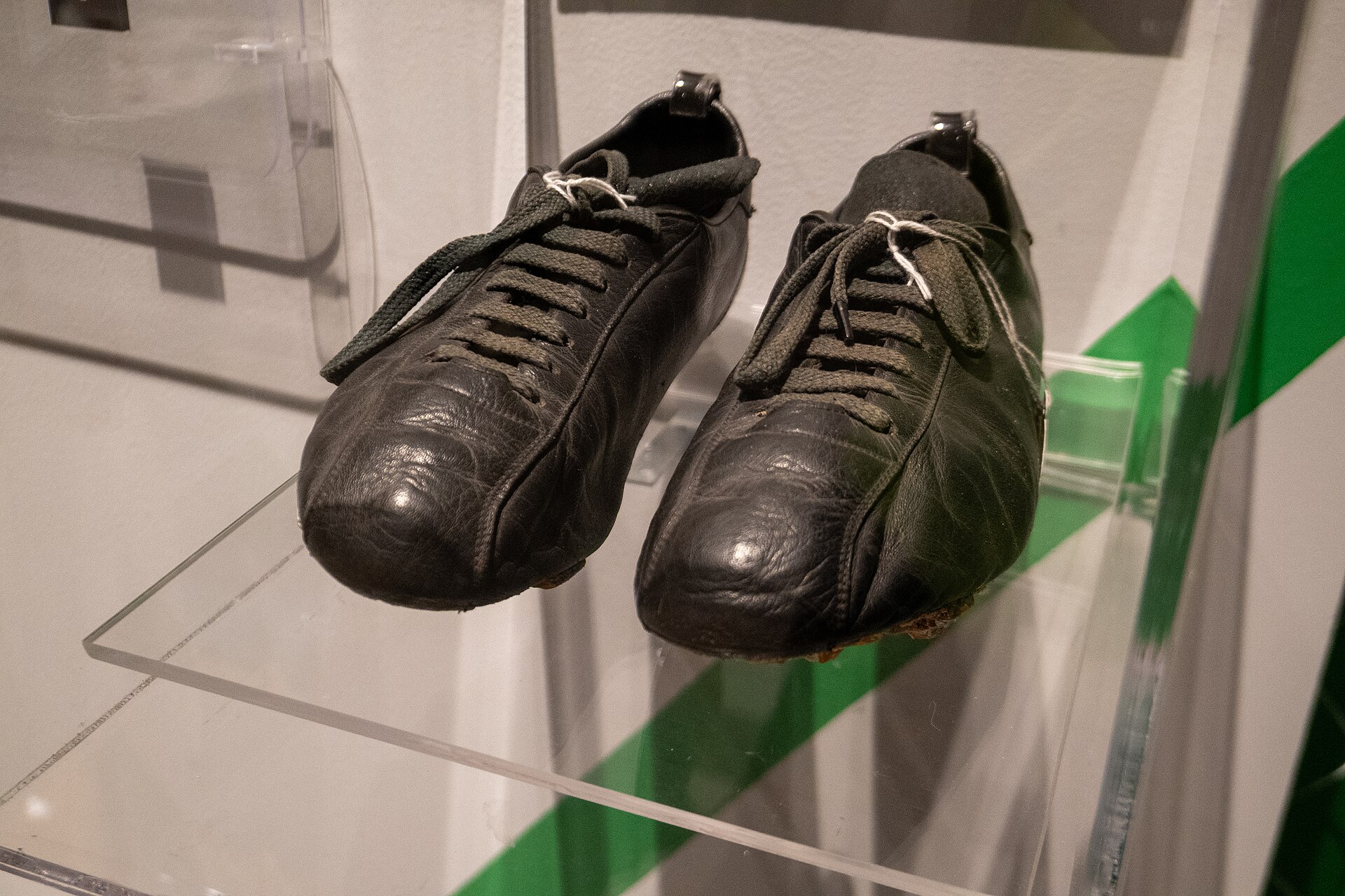 Football boots worn by Pelé, on display at the Franz Mayer Museum in Mexico City. — ProtoplasmaKid, CC BY 4.0 (Wikimedia Commons)