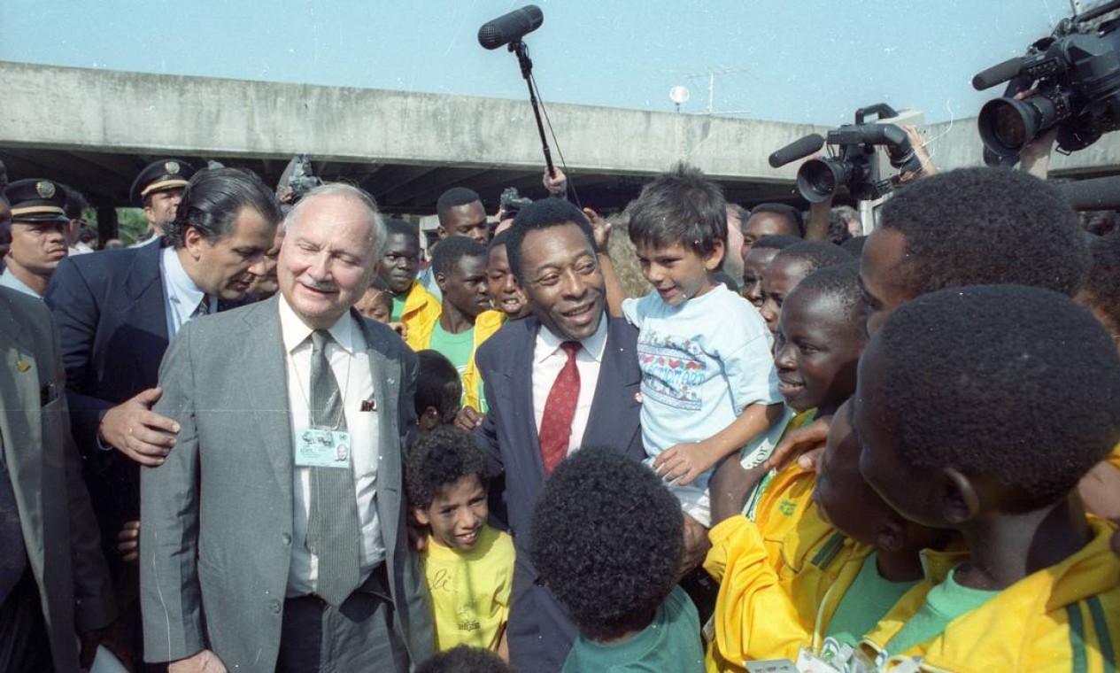 Pelé alongside Maurice Strong at the Rio-92 conference, 1992.