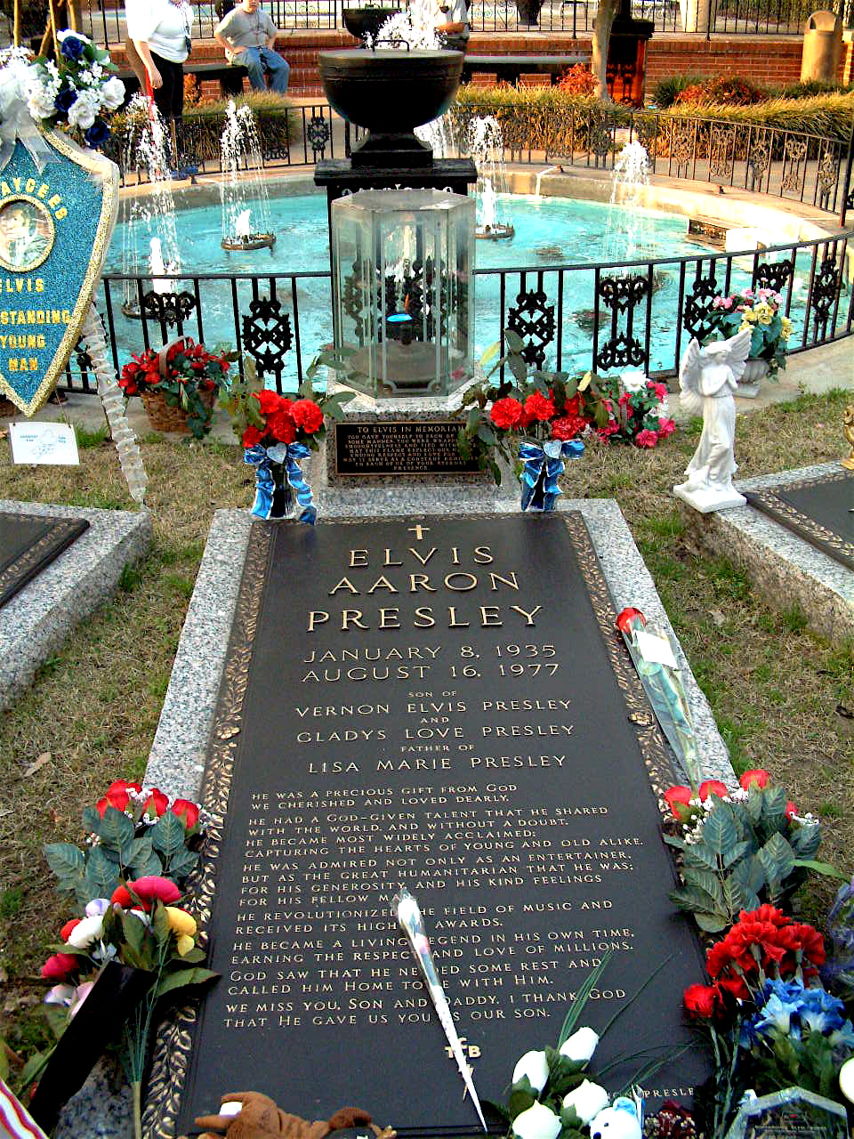 The grave of Elvis Presley at his Graceland estate in Memphis. — User:Maha, CC BY 2.5 (Wikimedia Commons)