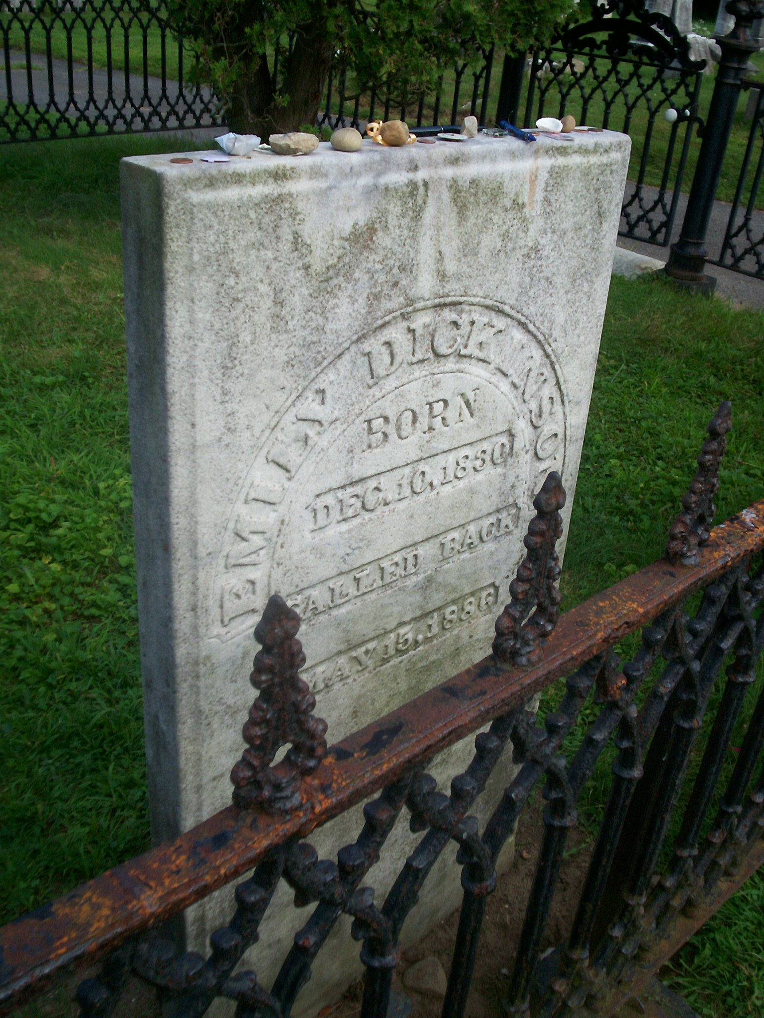 The grave of Emily Dickinson in West Cemetery in Amherst, Massachusetts. — Midnightdreary, CC BY 3.0 (Wikimedia Commons)