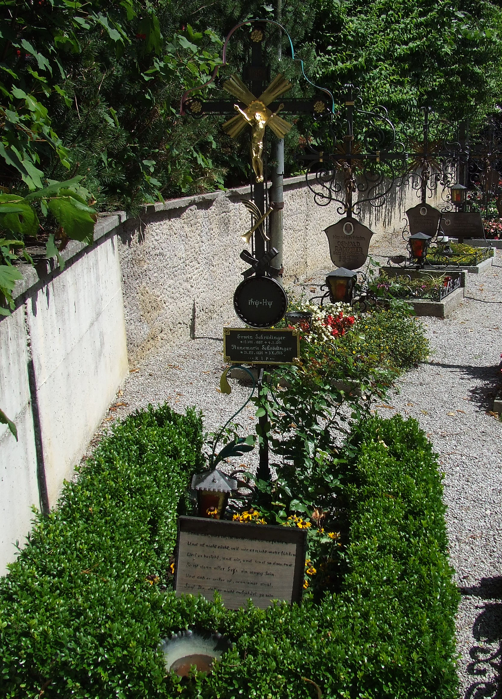 The grave of Erwin Schrödinger in Alpbach. — WOKRIE, CC BY-SA 4.0 (Wikimedia Commons)