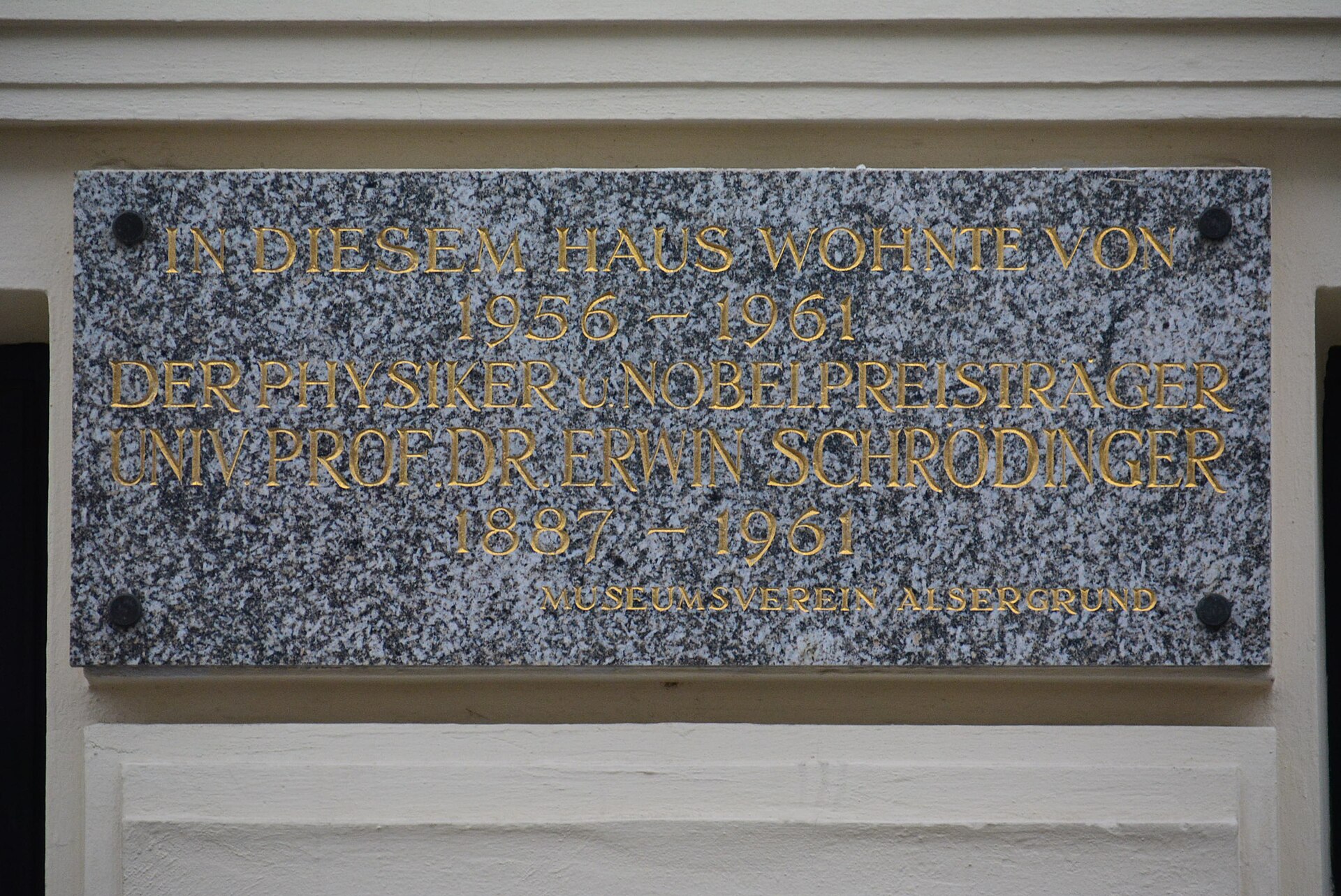 A memorial plaque to Erwin Schrödinger at Pasteurgasse 4 in Vienna. — GuentherZ, CC BY 3.0 (Wikimedia Commons)