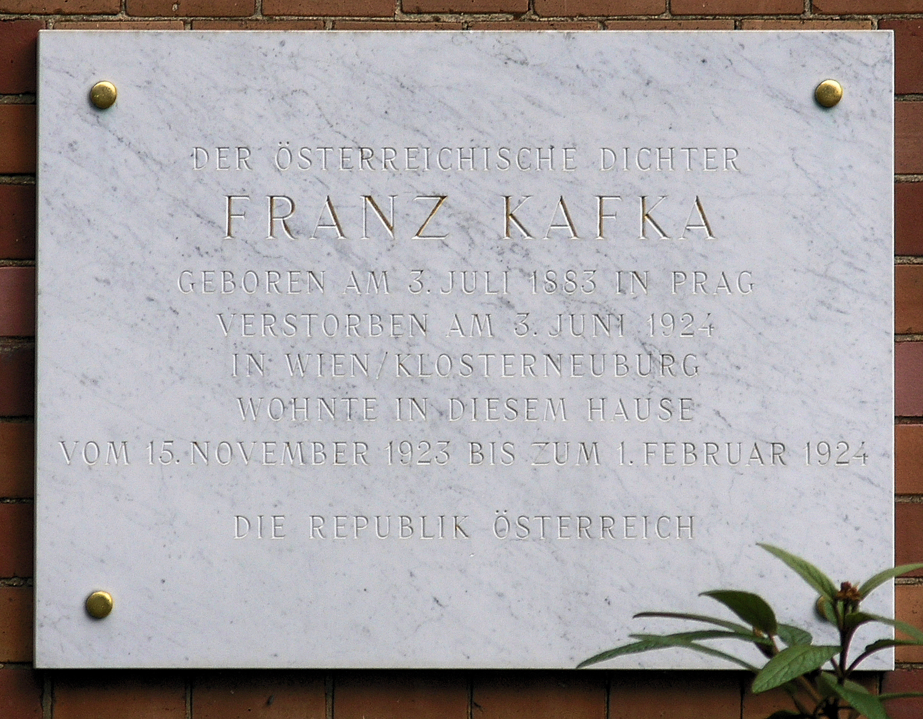A memorial plaque for Franz Kafka at Grunewaldstraße 13 in Berlin-Steglitz, Germany. — OTFW , Berlin, CC BY-SA 3.0 (Wikimedia Commons)