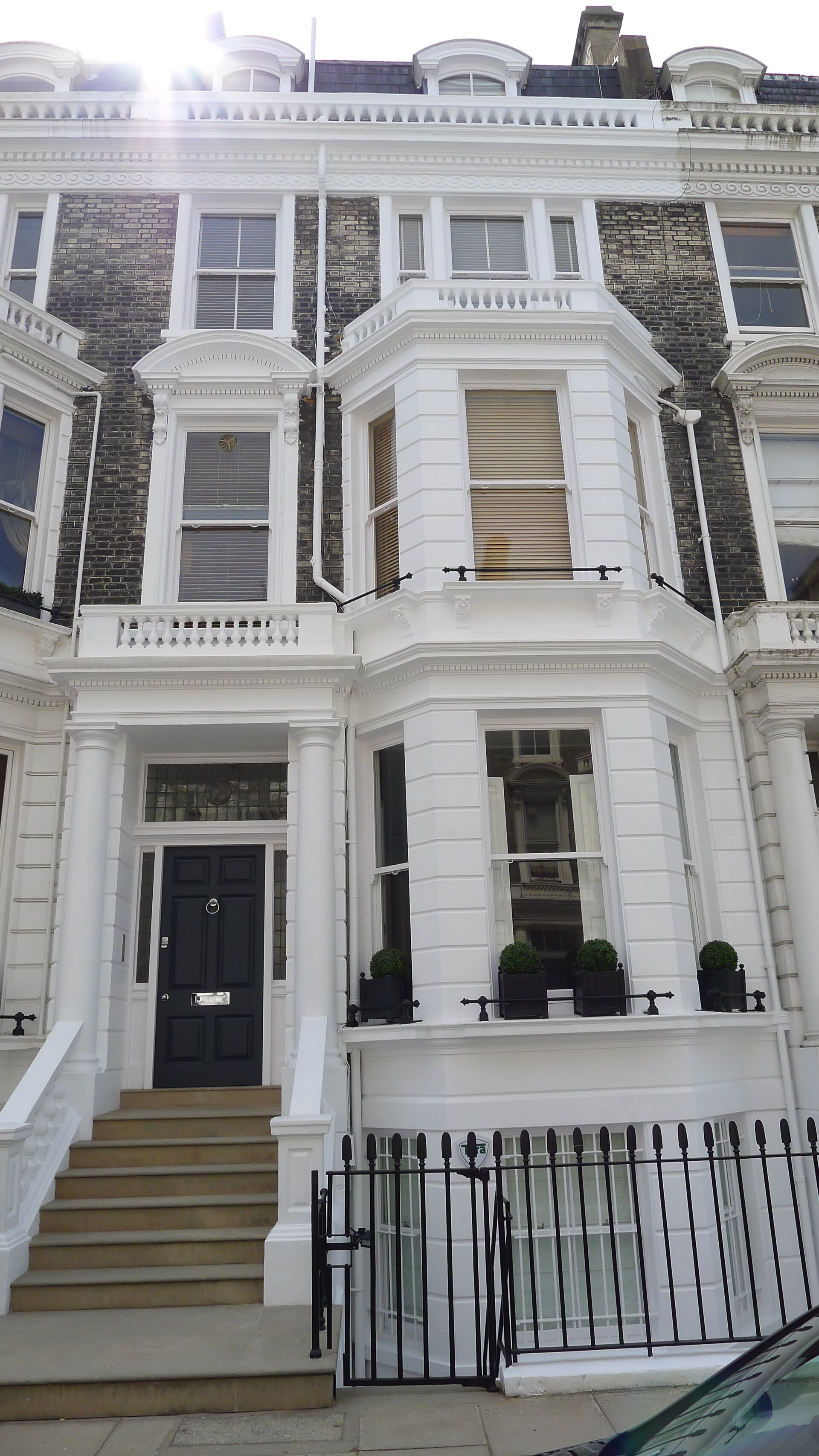 The London house of Freddie Mercury at 12 Stafford Terrace. — Maciek Kwiatkowski, CC BY-SA 3.0 (Wikimedia Commons)