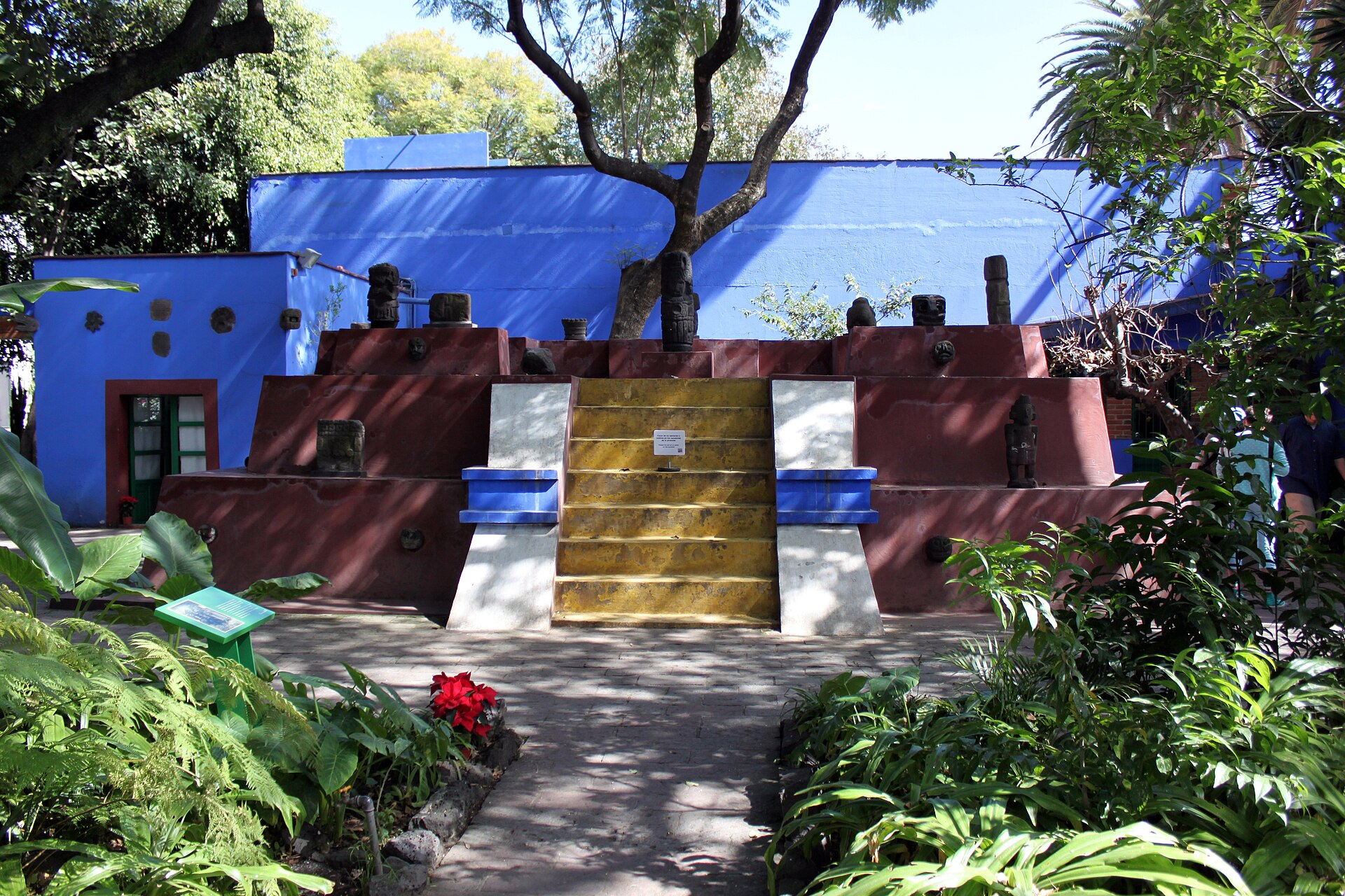 A pyramid-shaped tomb in the garden of the Frida Kahlo Museum in Mexico City. — Anagoria, CC BY 3.0 (Wikimedia Commons)