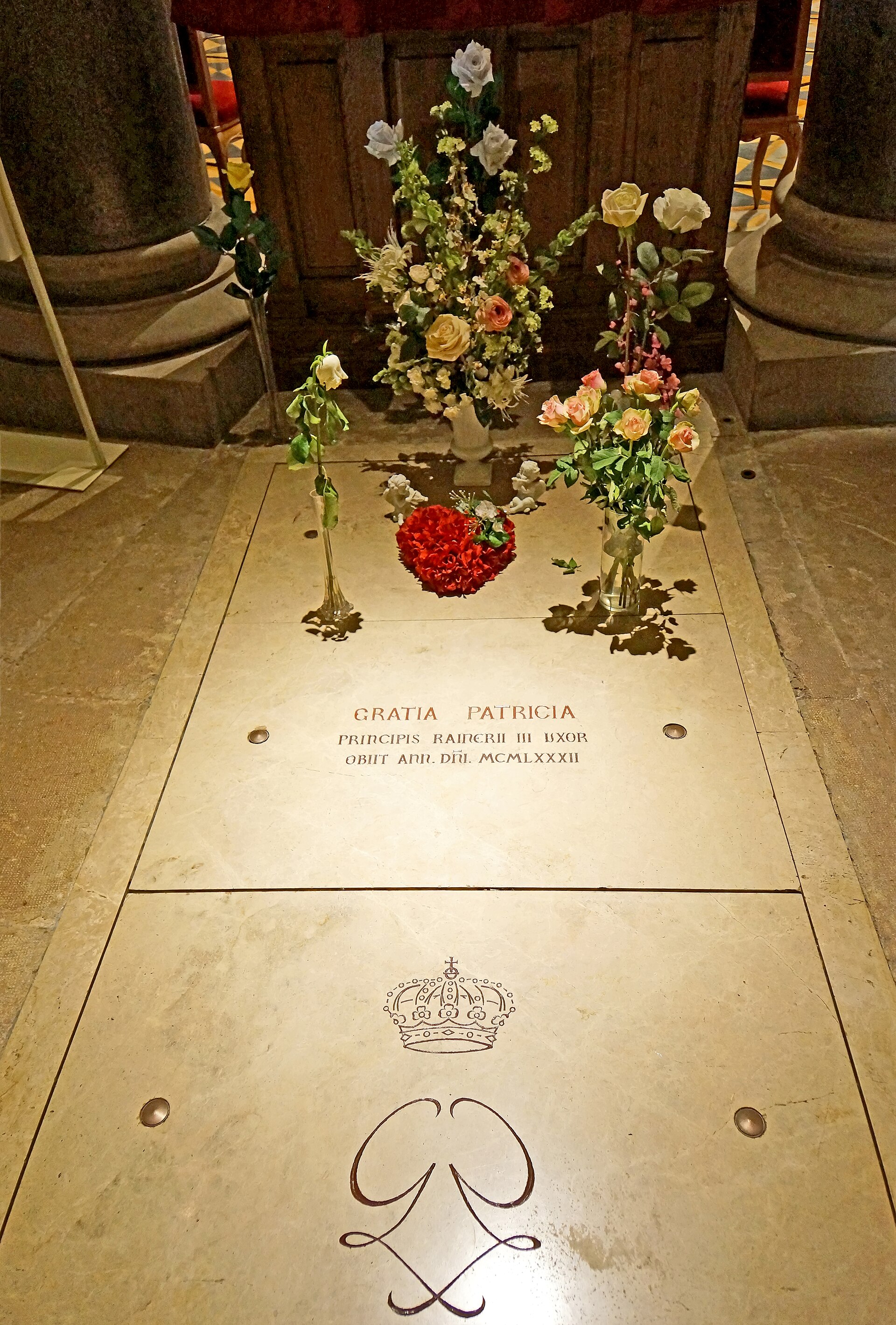 The grave of Princess Grace Kelly in the Cathedral of Our Lady Immaculate in Monaco. — Dennis G. Jarvis, CC BY-SA 2.0 (Wikimedia Commons)