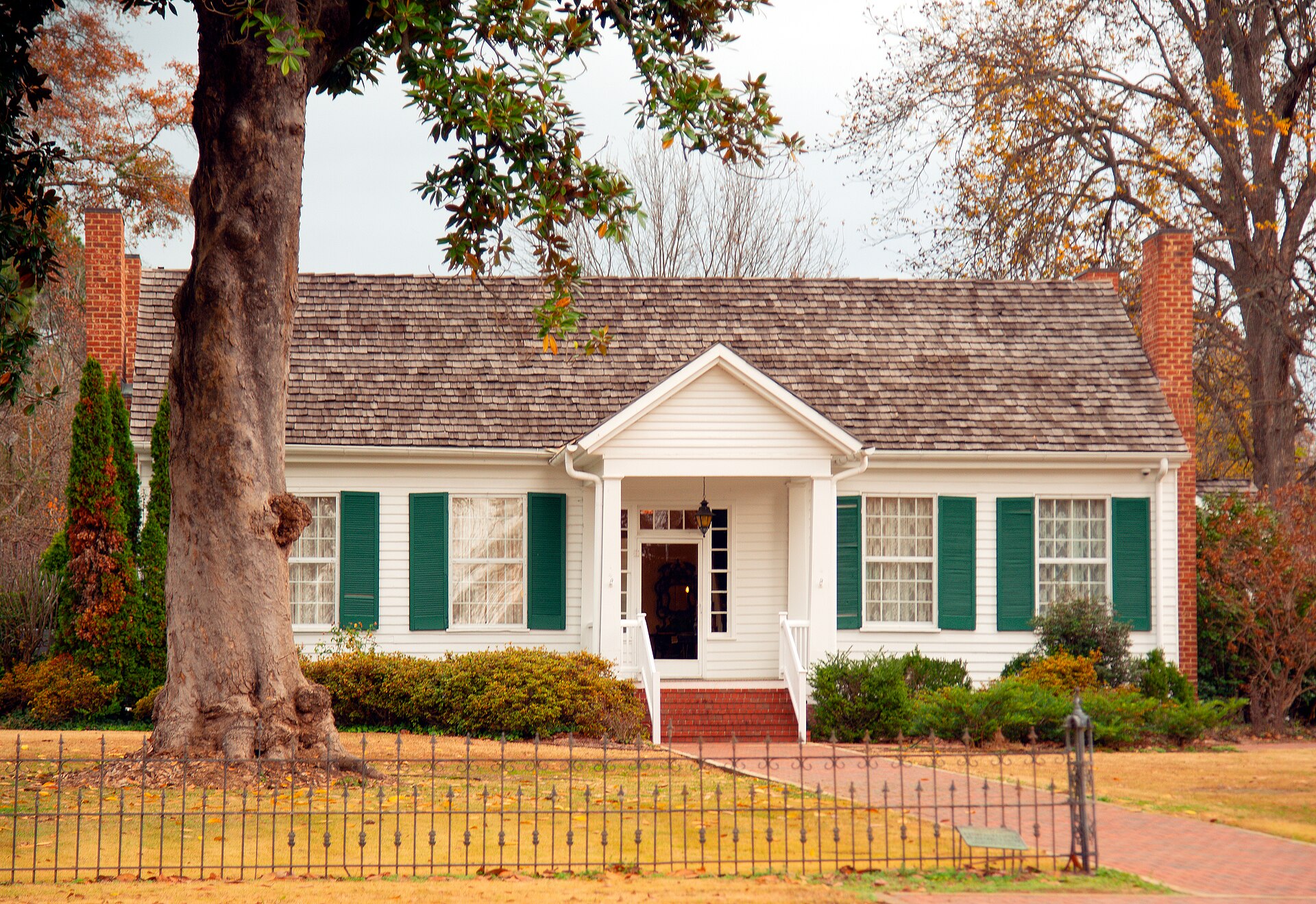 Ivy Green, Helen Keller's childhood home in Tuscumbia, Alabama. — Peter K Burian, CC BY 4.0 (Wikimedia Commons)