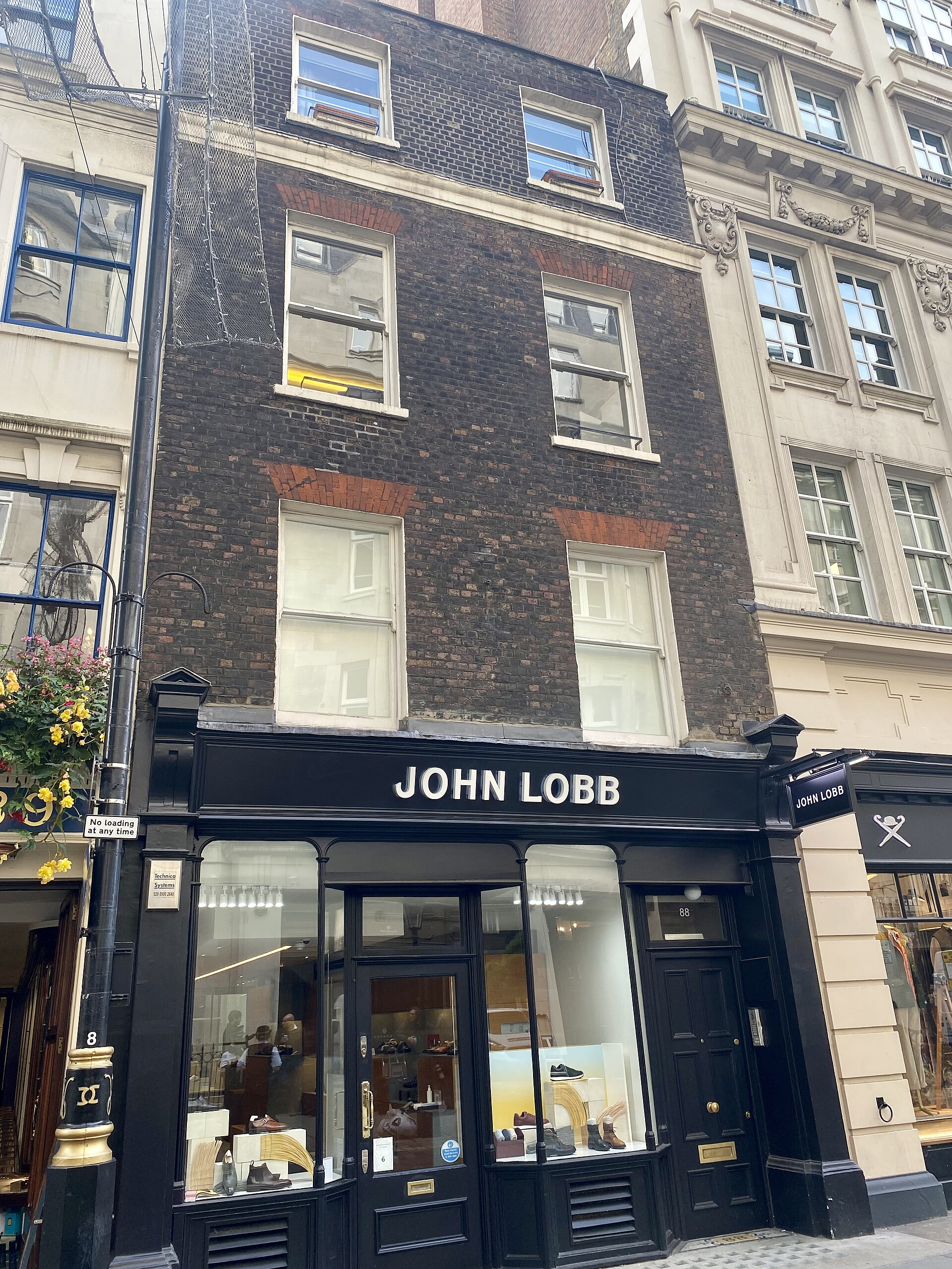 88 Jermyn Street in London, the residence of Isaac Newton from 1696 to 1700. — No Swan So Fine, CC BY-SA 4.0 (Wikimedia Commons)