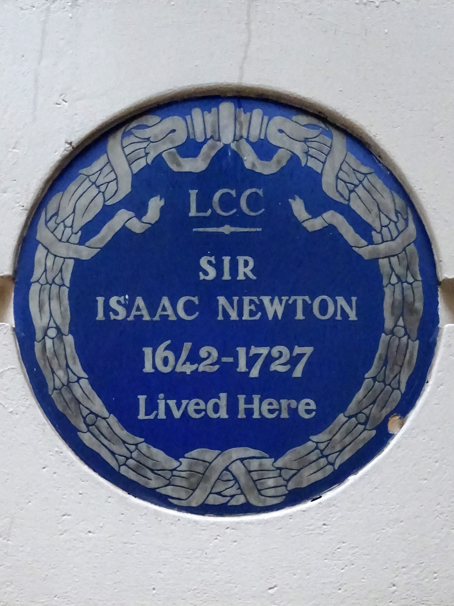 Blue plaque marking where Isaac Newton lived at 87 Jermyn Street in London. — Spudgun67, CC BY-SA 4.0 (Wikimedia Commons)