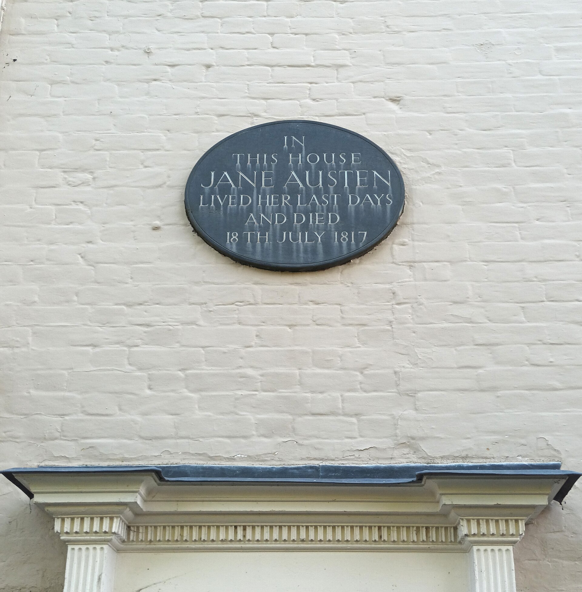 A plaque marking the house on The Close in Winchester where Jane Austen spent her final days. — Acediscovery, CC BY 4.0 (Wikimedia Commons)