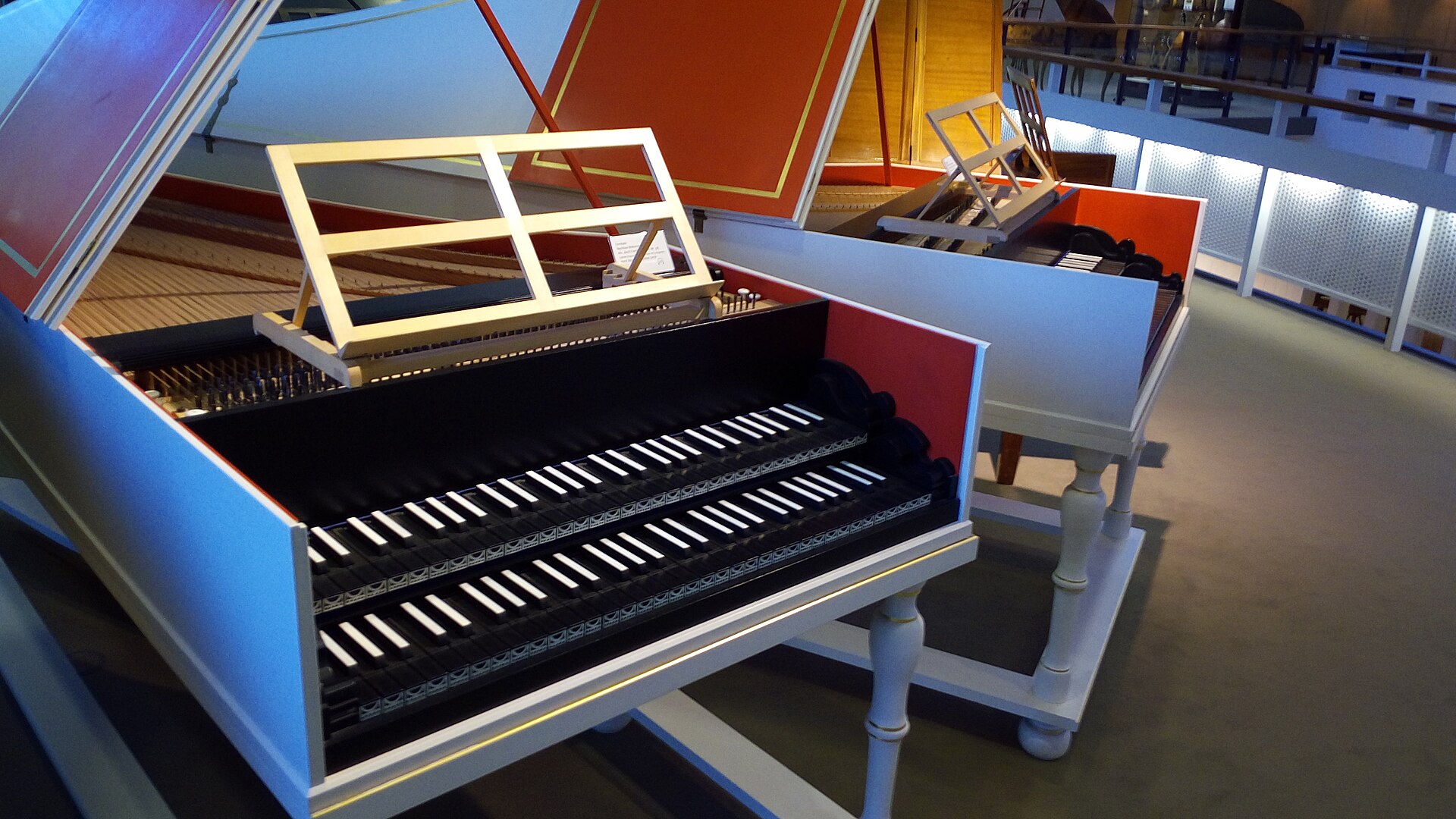 Copies of a harpsichord that belonged to Johann Sebastian Bach. — Hiéraks, CC BY-SA 4.0 (Wikimedia Commons)