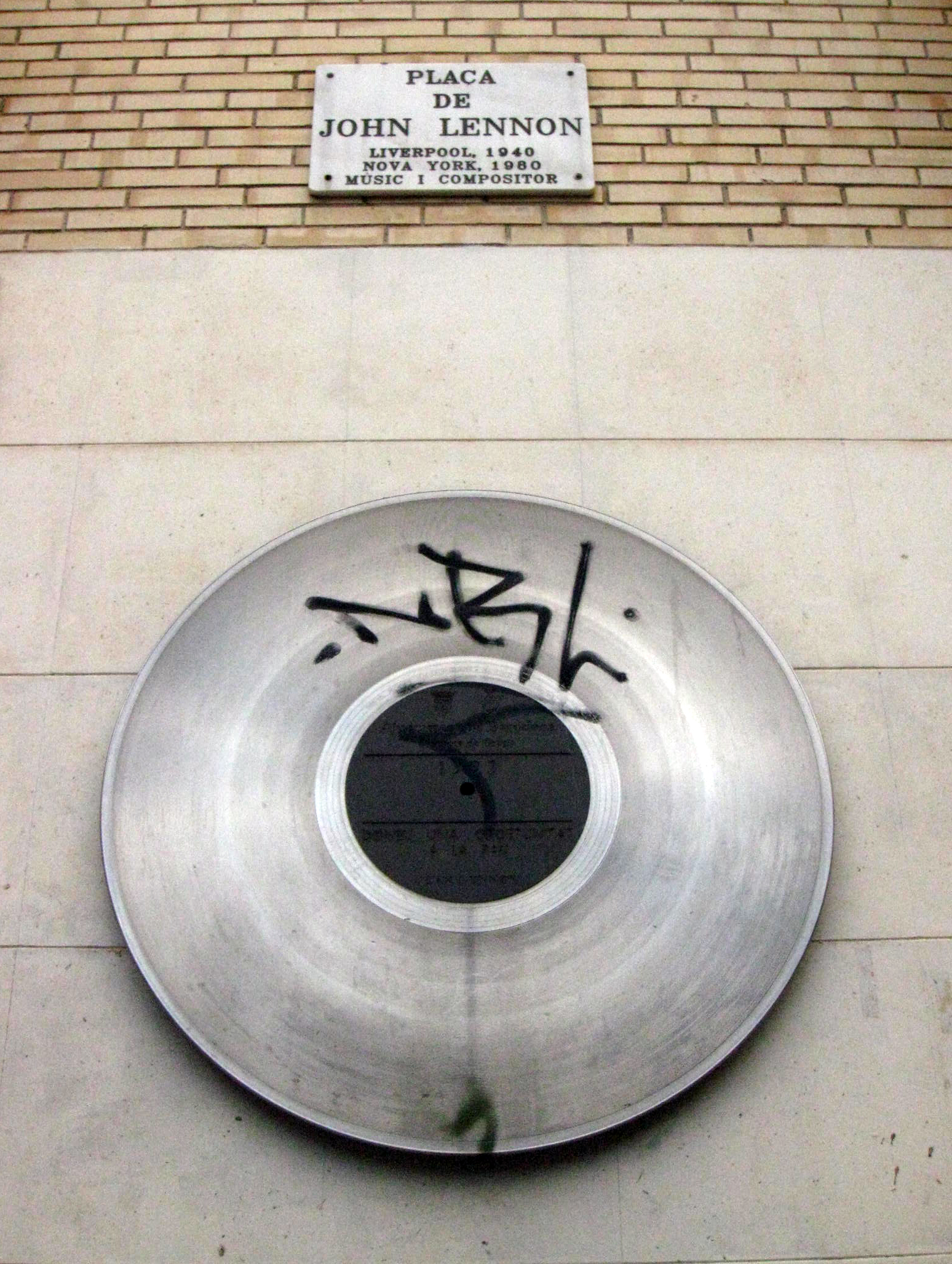 A work of public art in the Gràcia district of Barcelona commemorating John Lennon. — Enfo, CC BY-SA 3.0 es (Wikimedia Commons)