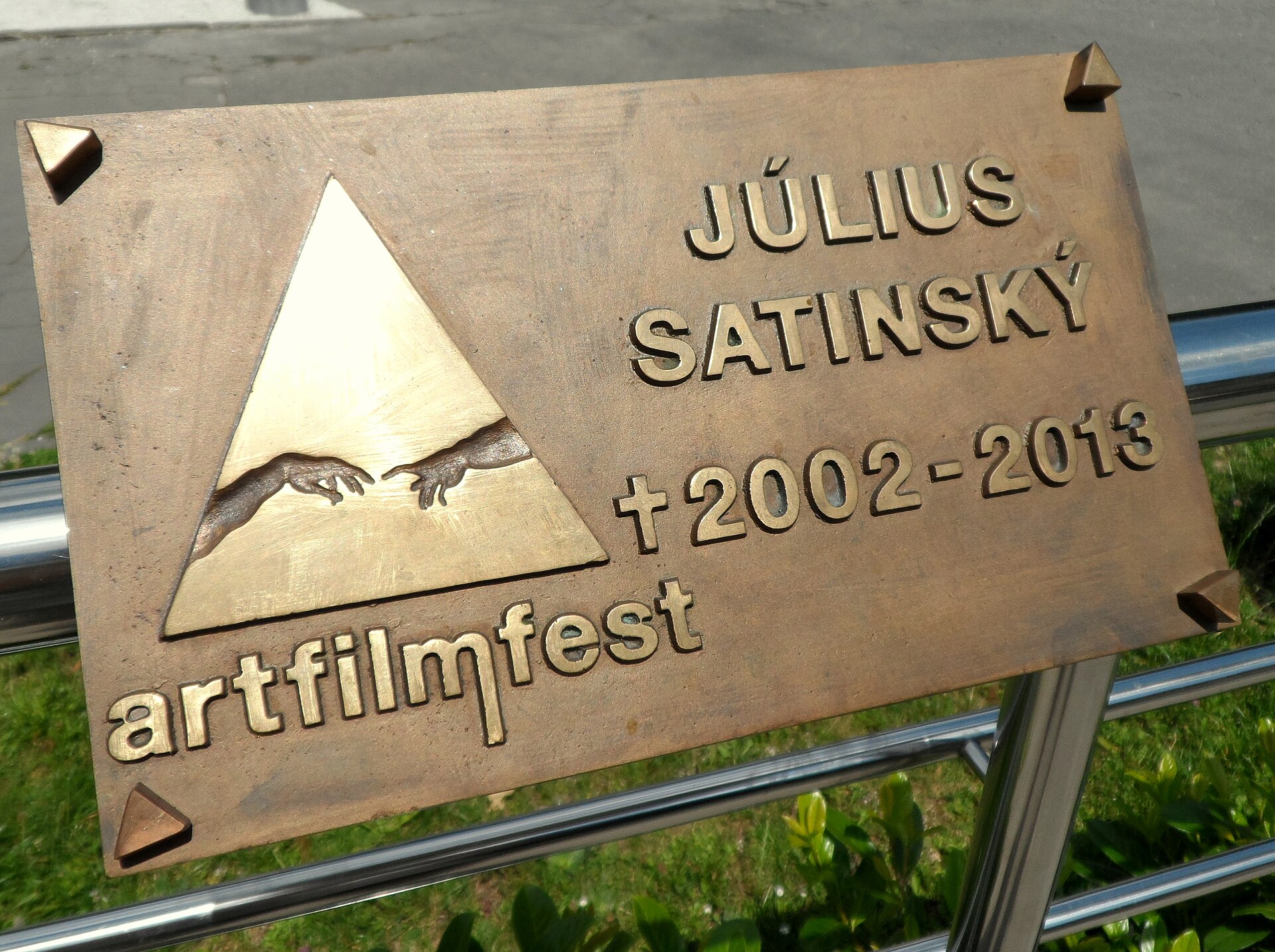 The brass Actor's Mission Award plaque dedicated to Július Satinský at the Art Film Fest in Trenčianske Teplice. — Bubamara, CC BY-SA 4.0 (Wikimedia Commons)