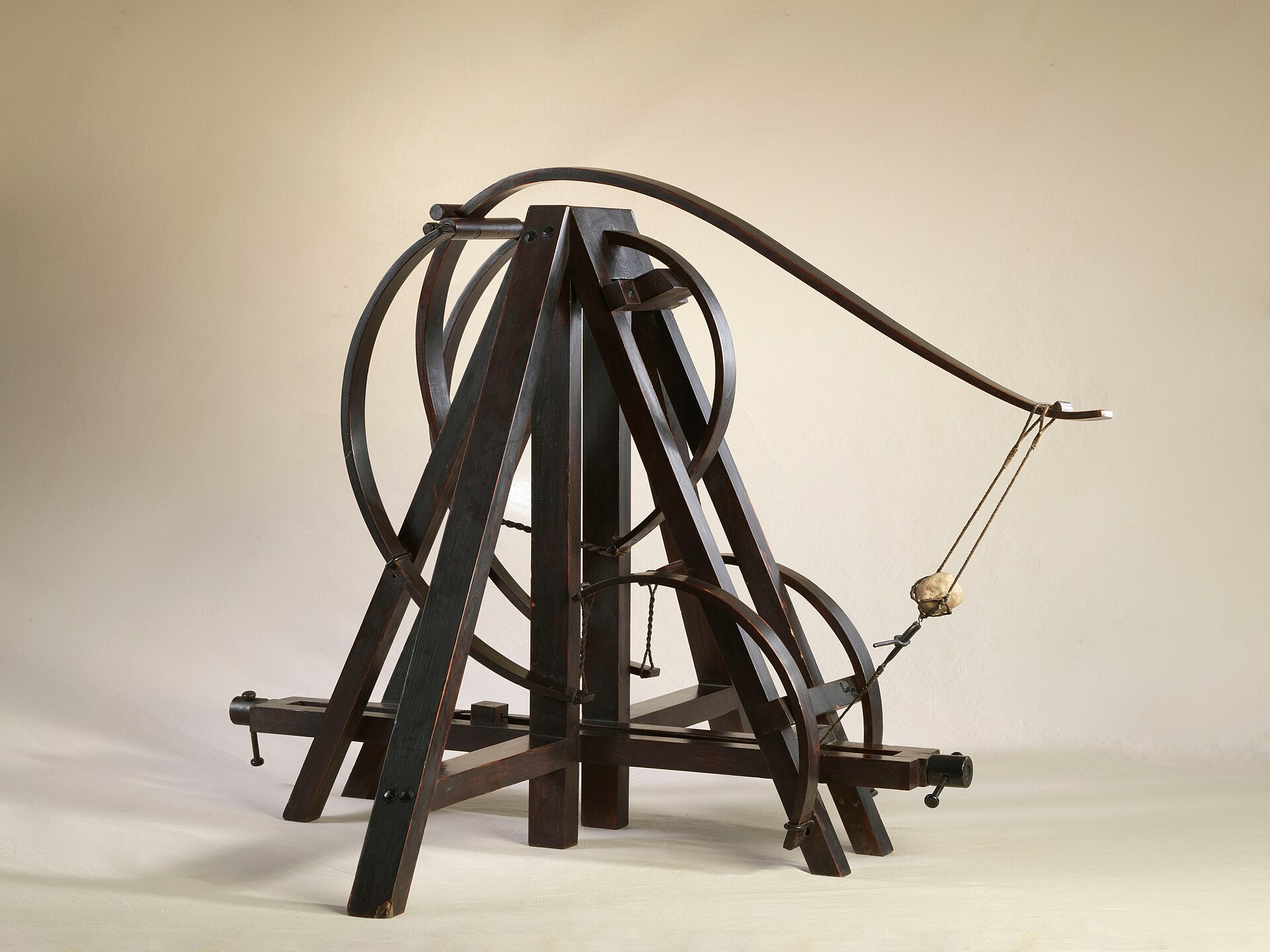 A ballista reconstructed from Leonardo da Vinci's designs, photographed for an exhibition of his inventions. — Luciano Romano, CC BY 4.0 (Wikimedia Commons)