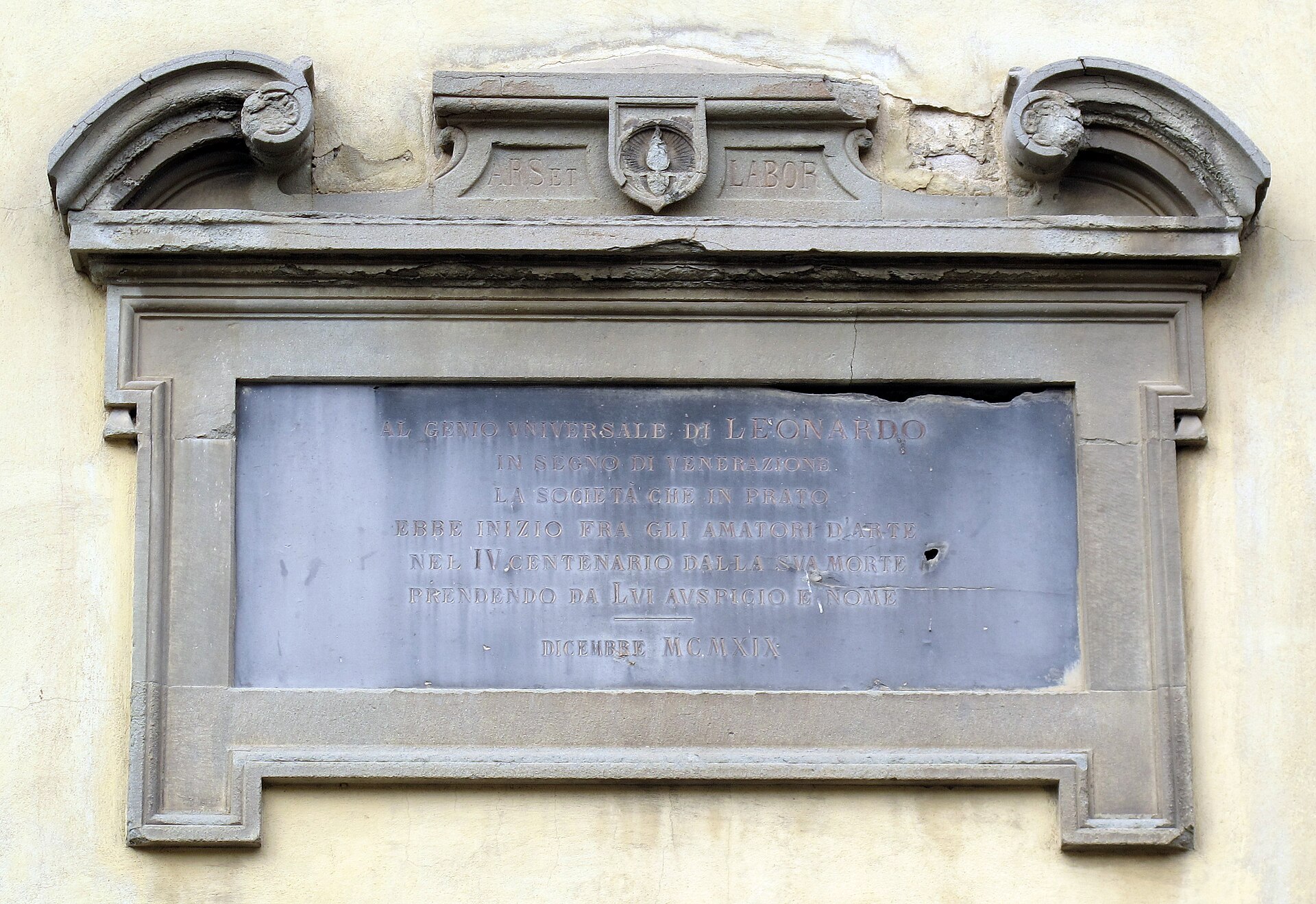 A memorial plaque dedicated to Leonardo da Vinci in Prato, Italy. — Sailko, CC BY 3.0 (Wikimedia Commons)