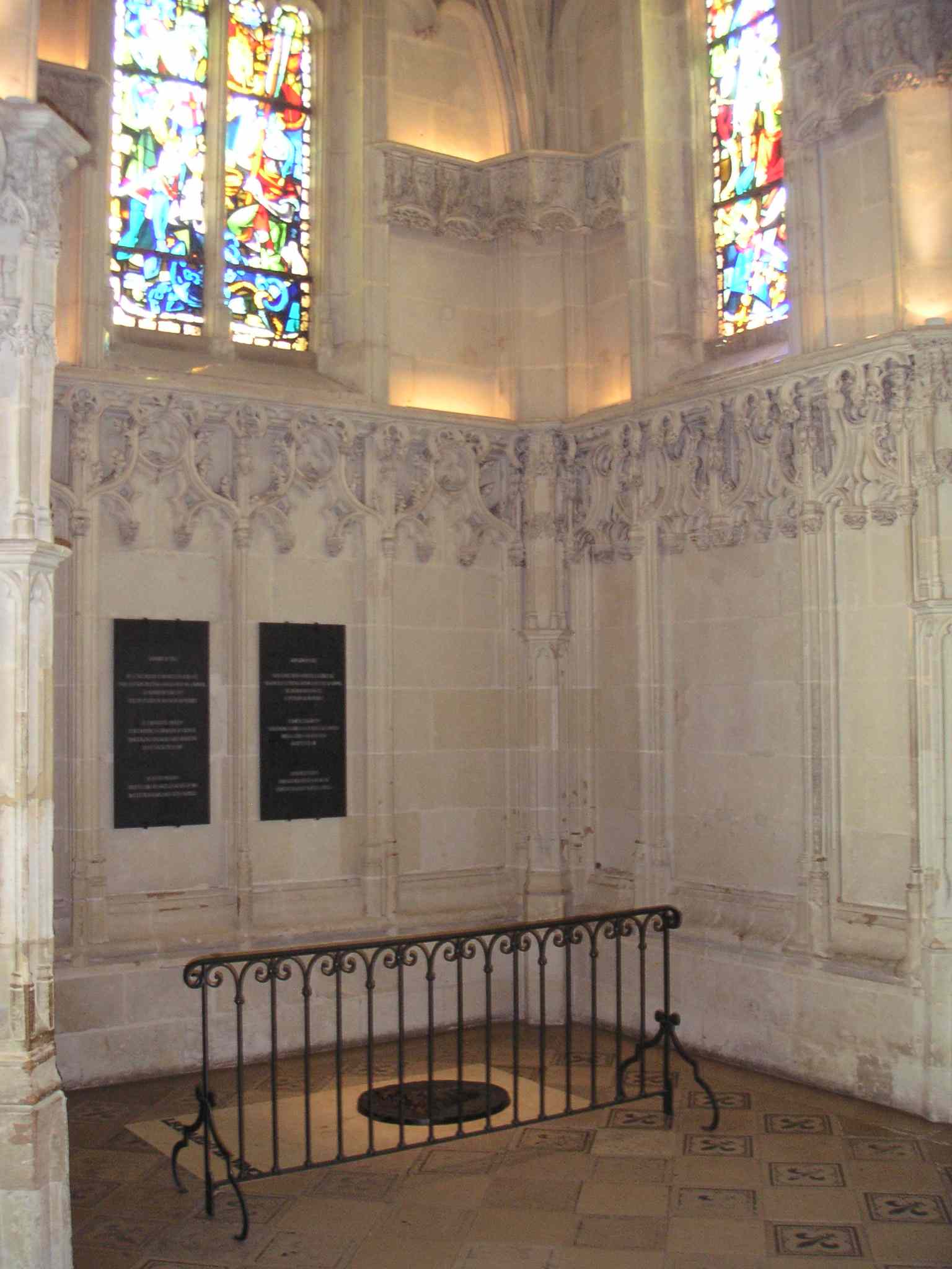 The tomb of Leonardo da Vinci, marking his final resting place. — No machine-readable author provided. LonganimE assumed (based on copyright claims)., CC BY-SA 2.5 (Wikimedia Commons)