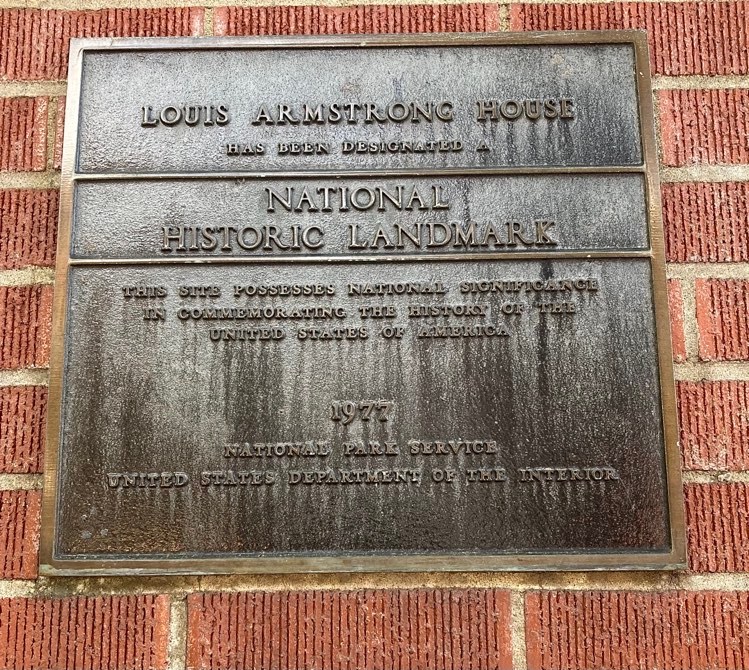 The National Historic Landmark plaque at the Louis Armstrong House in New York. — Mojo0306, CC BY-SA 4.0 (Wikimedia Commons)