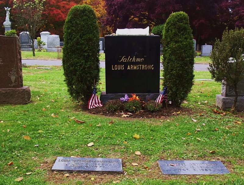 The gravestone and tomb of Louis Armstrong. — Flickr photographer Terry Ballard, CC BY 2.0 (Wikimedia Commons)