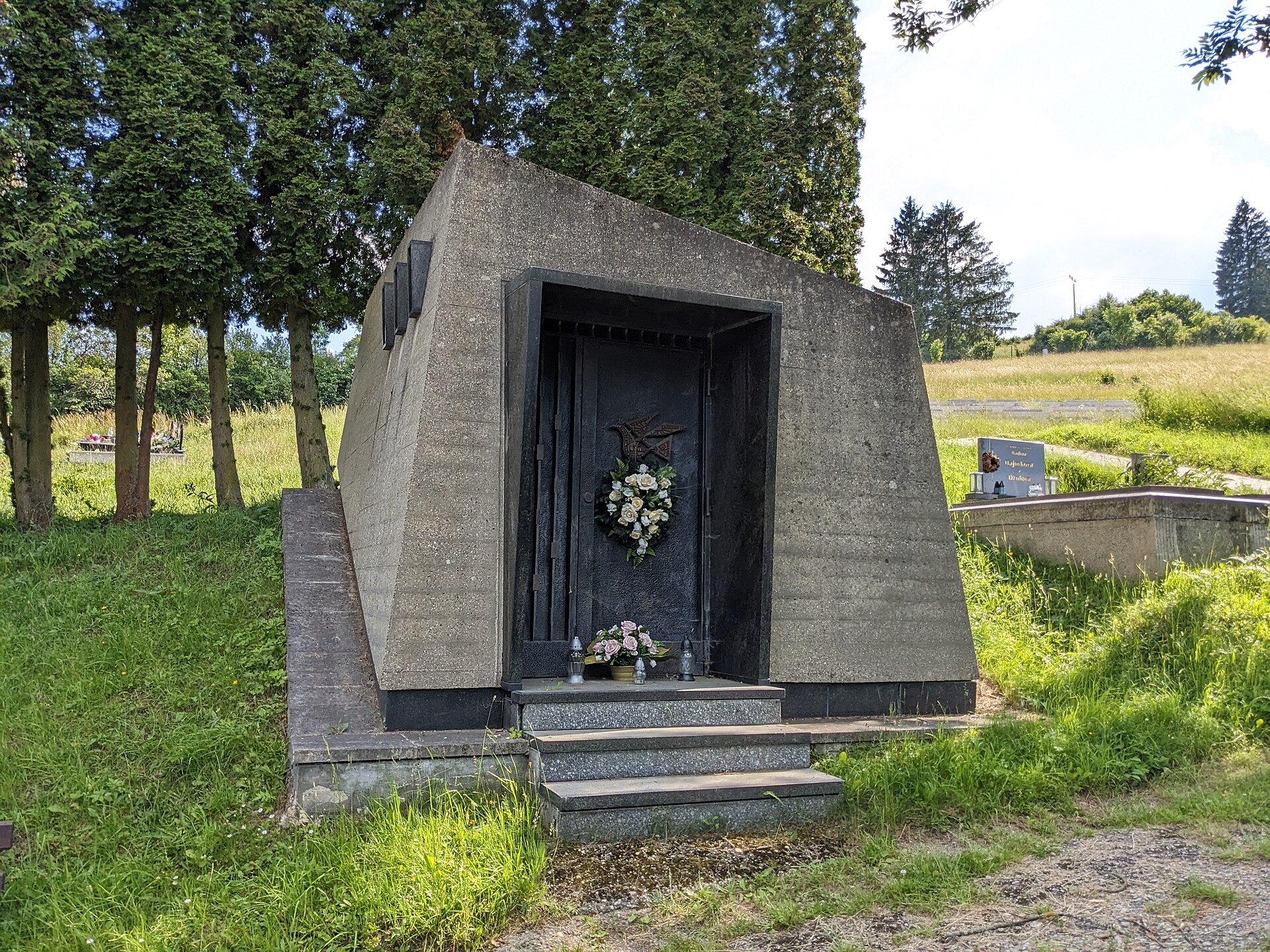 The tomb of the painter Ľudovít Fulla at the municipal cemetery in Ružomberok. — Patrik Kunec, CC BY-SA 4.0 (Wikimedia Commons)