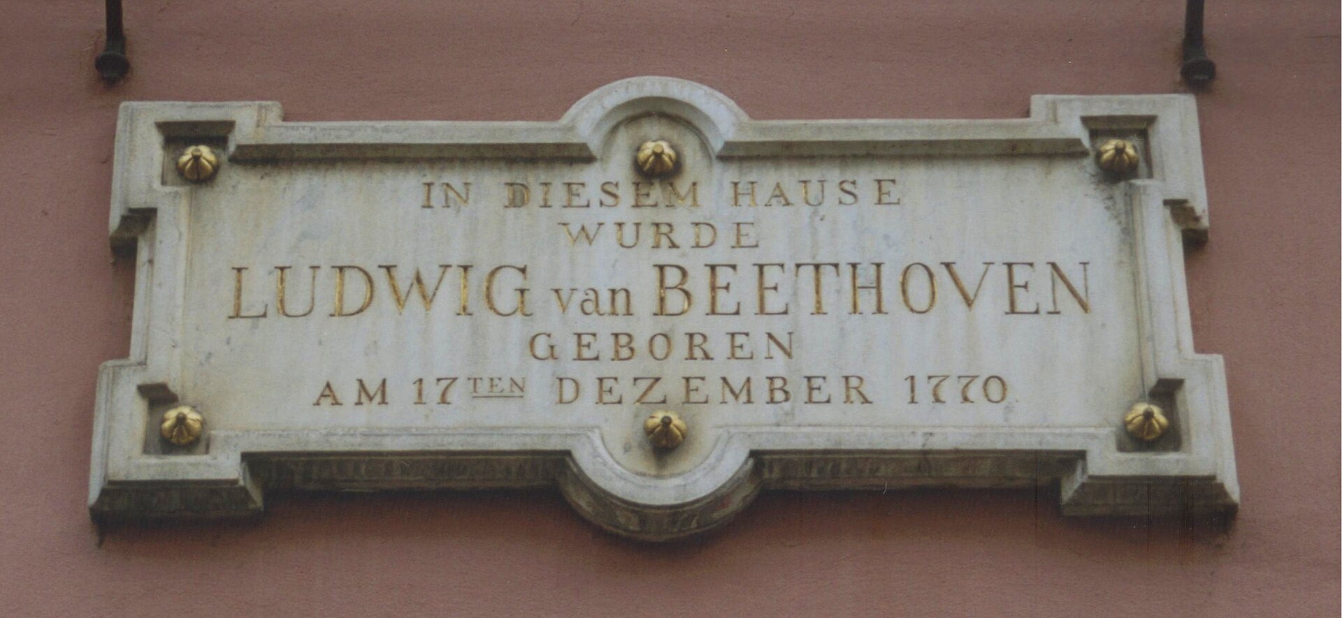 The inscription on the house in Bonn where Ludwig van Beethoven was born. — Sir James, CC BY 3.0 (Wikimedia Commons)