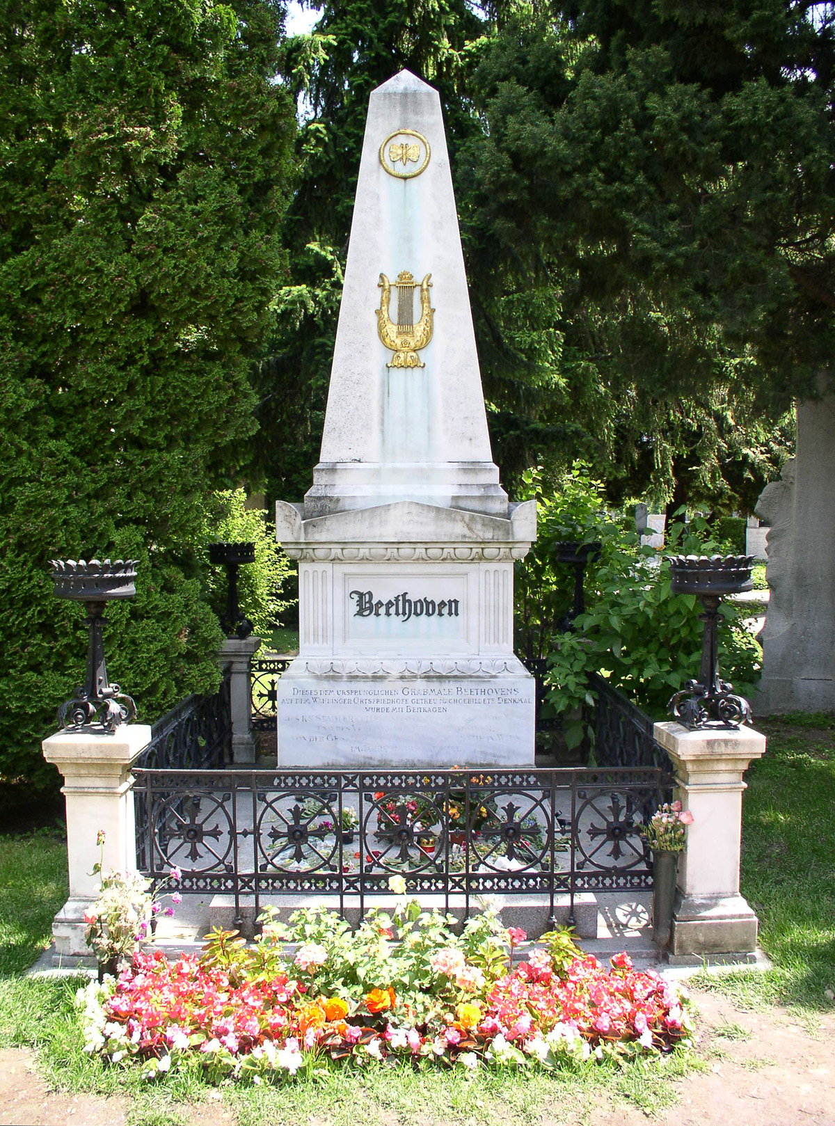 Ludwig van Beethoven's grave, photographed in 2004. — Mätes II., CC BY-SA 3.0 (Wikimedia Commons)