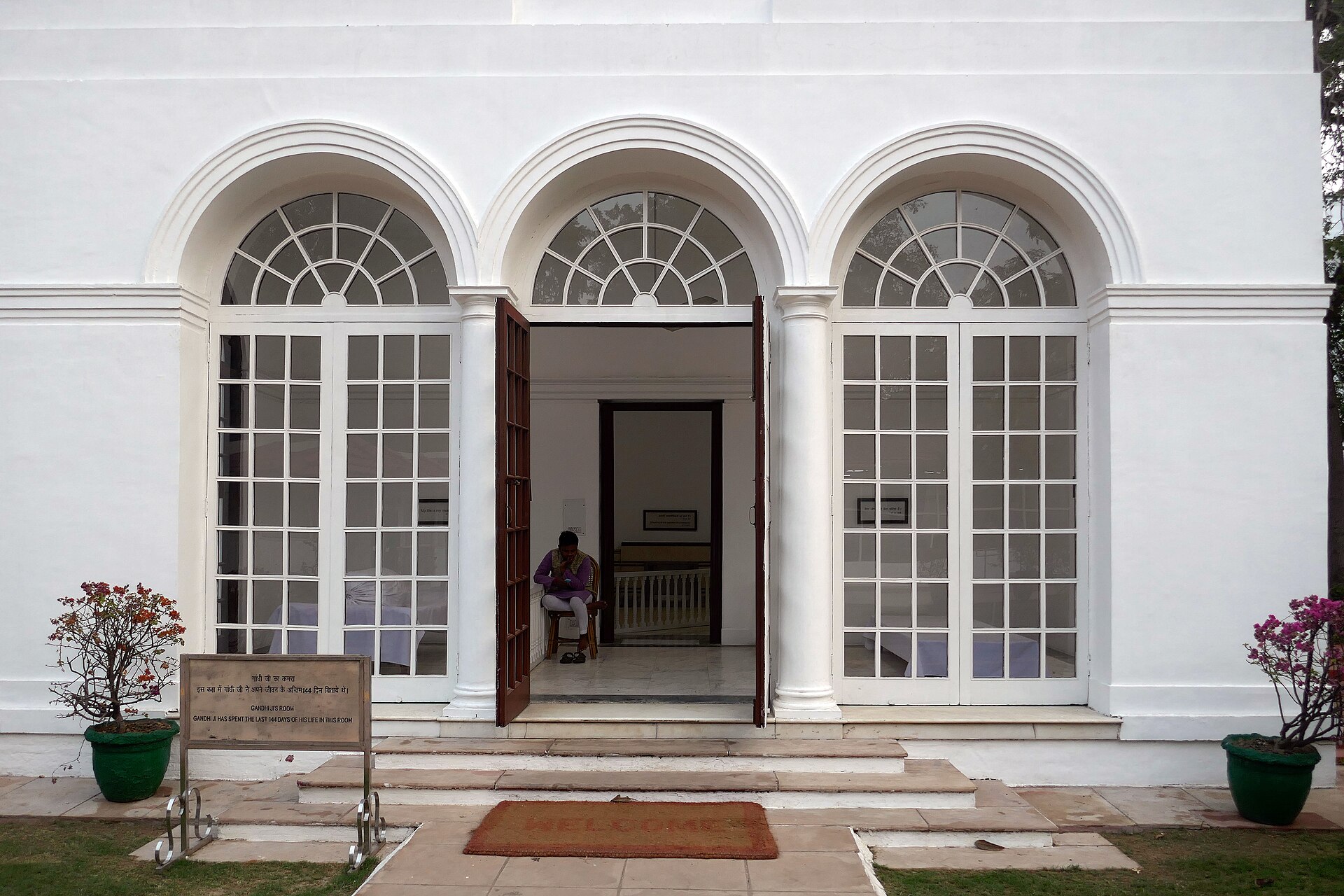 A reconstruction of the room where Mahatma Gandhi spent the last months of his life, at the National Gandhi Museum in Delhi. — Ji-Elle, CC BY-SA 4.0 (Wikimedia Commons)