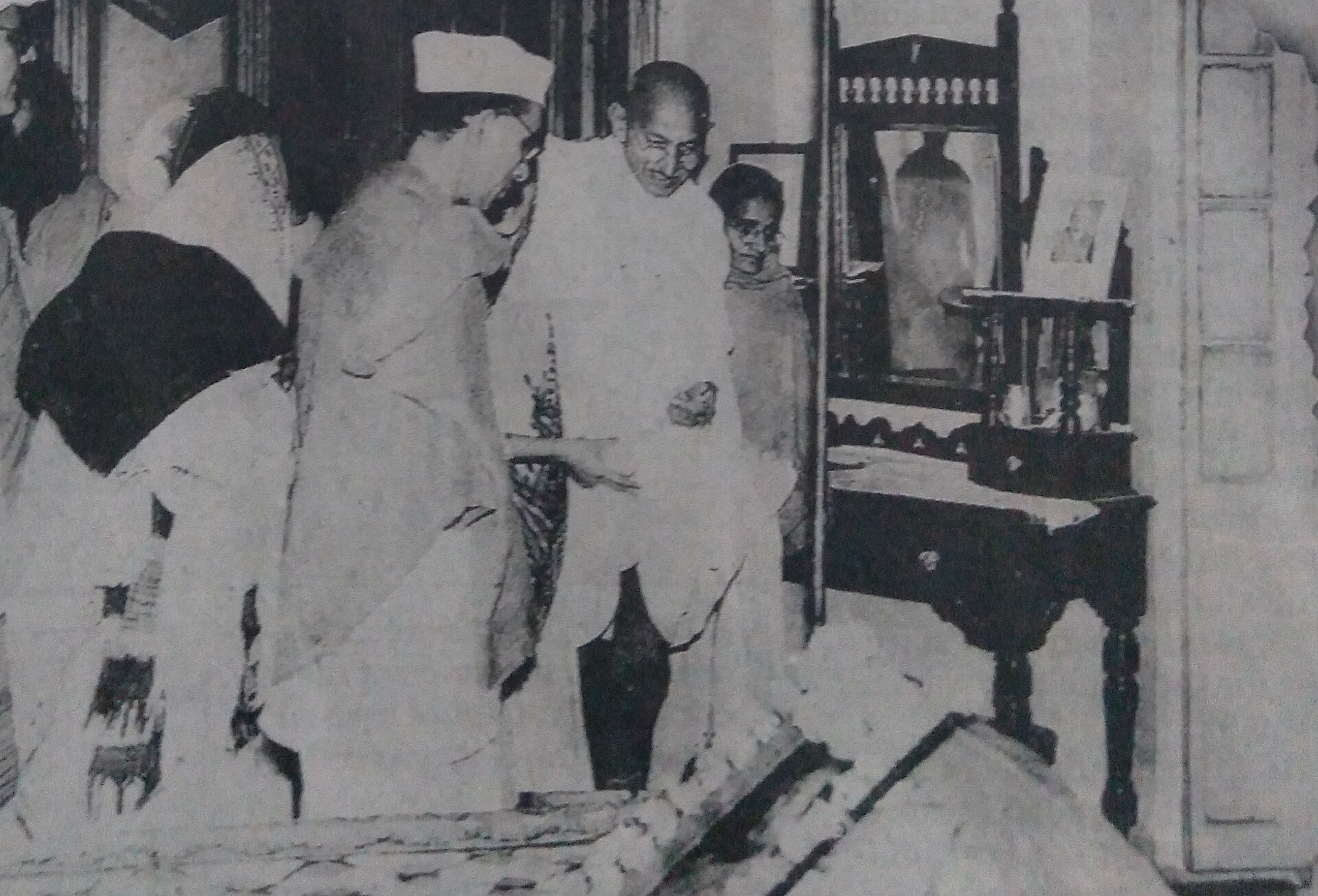 Mahatma Gandhi during his visit to Netaji Bhawan in 1945.