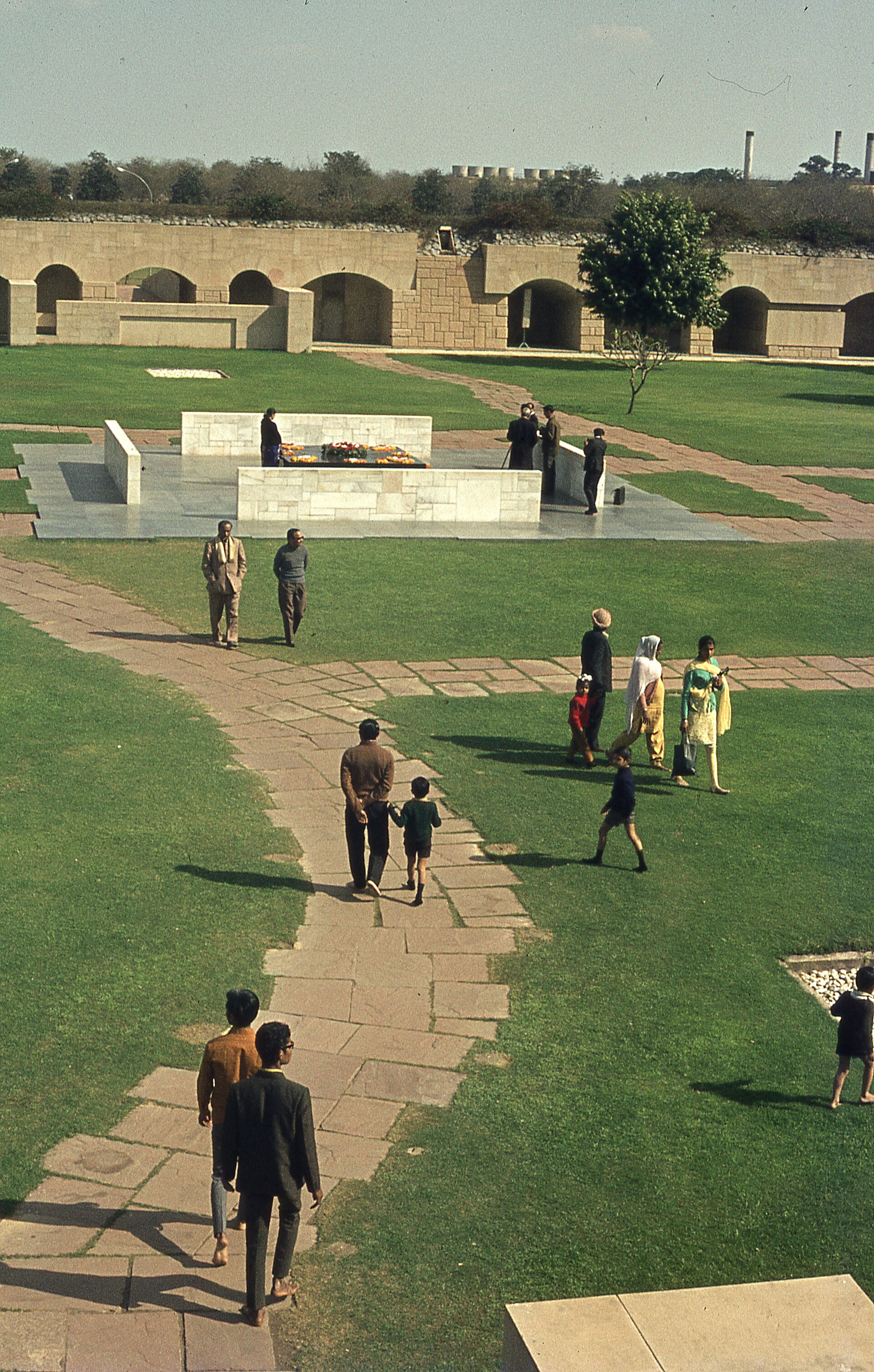 The memorial dedicated to the memory of Mahatma Gandhi. — FOTO:Fortepan — ID 93635 : Adományozó/Donor: Lőw Miklós. archive copy at the Wayback Machine, CC BY-SA 3.0 (Wikimedia Commons)