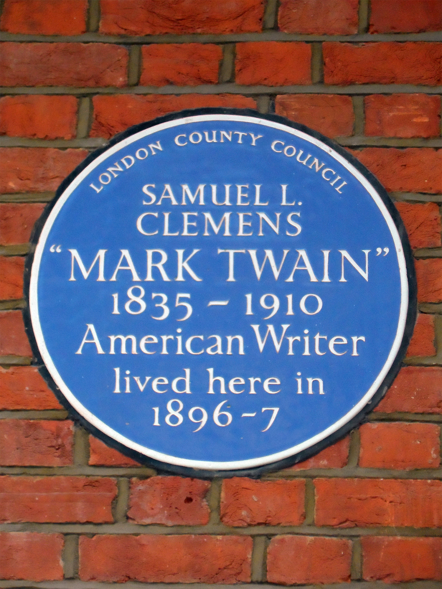 A blue plaque marking the house in Chelsea, London, where Mark Twain lived in 1896–1897. — Spudgun67, CC BY-SA 4.0 (Wikimedia Commons)