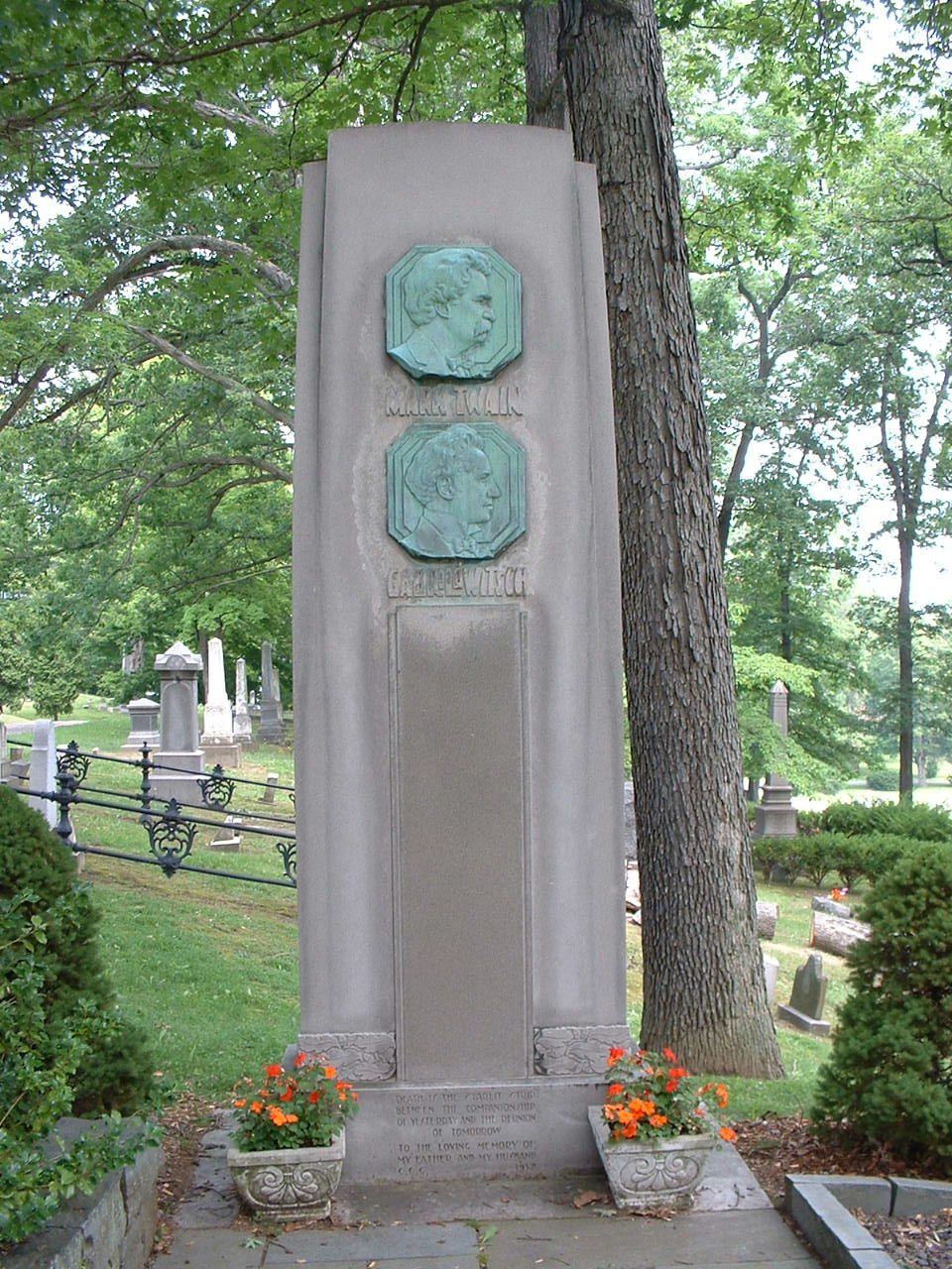 The grave of Mark Twain in Elmira, New York. — Stilfehler 19:30, 9 July 2007 (CEST), CC BY-SA 3.0 (Wikimedia Commons)