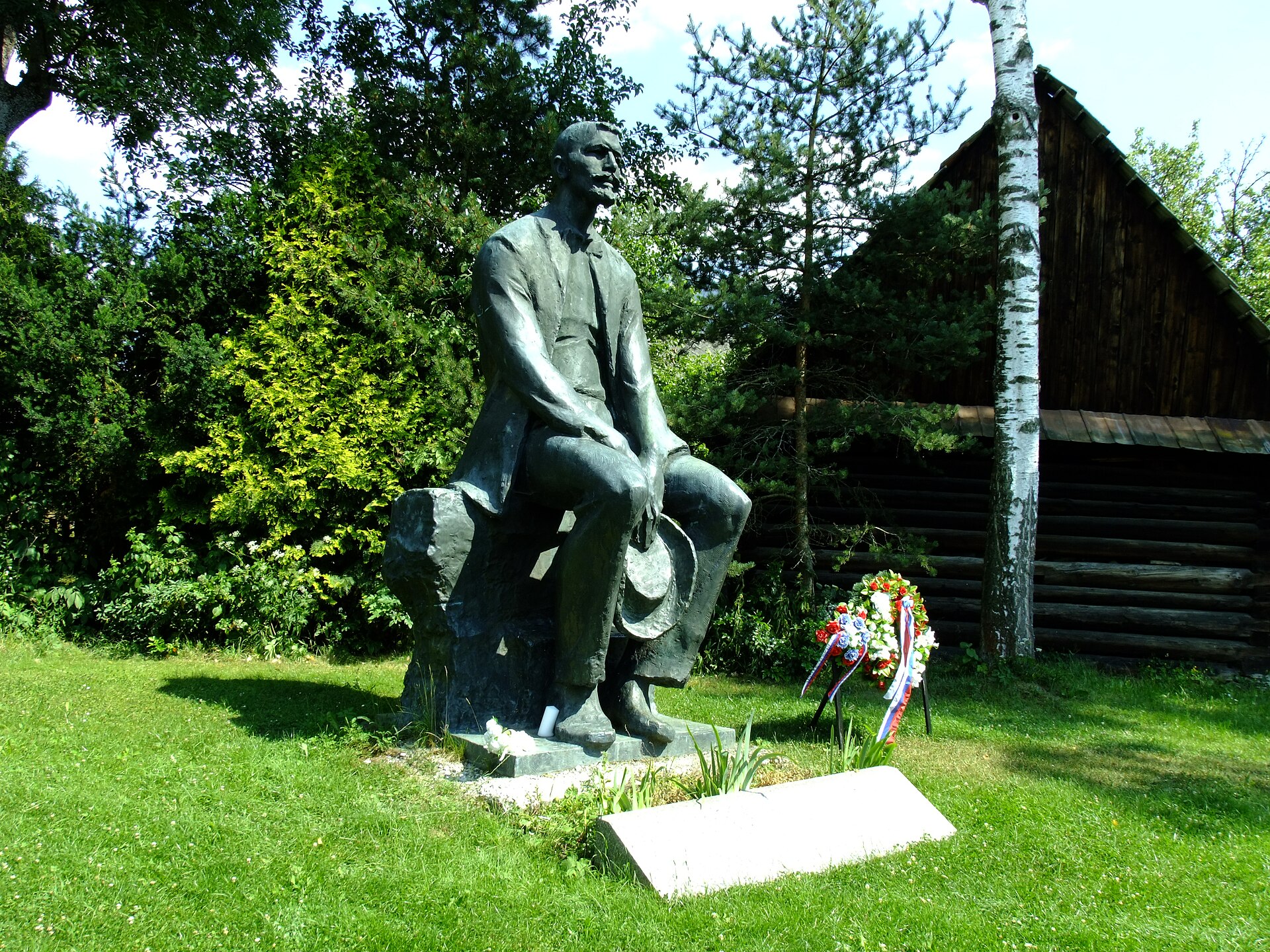 Statue of Martin Kukučín by the sculptor Ján Kulich in Jasenová. — Ján Kulich (sculptor) Oto Zapletal (photo), CC BY-SA 4.0 (Wikimedia Commons)