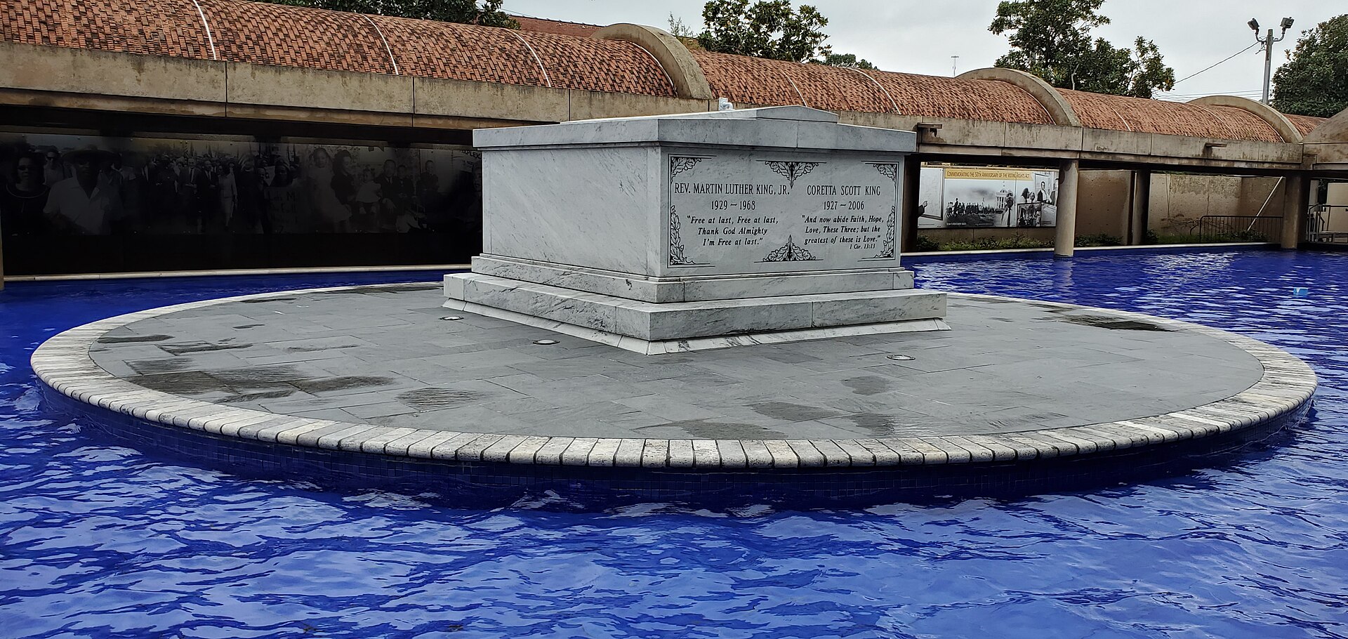 The tomb of Martin Luther King Jr. and Coretta Scott King in Atlanta. — JJonahJackalope, CC BY-SA 4.0 (Wikimedia Commons)